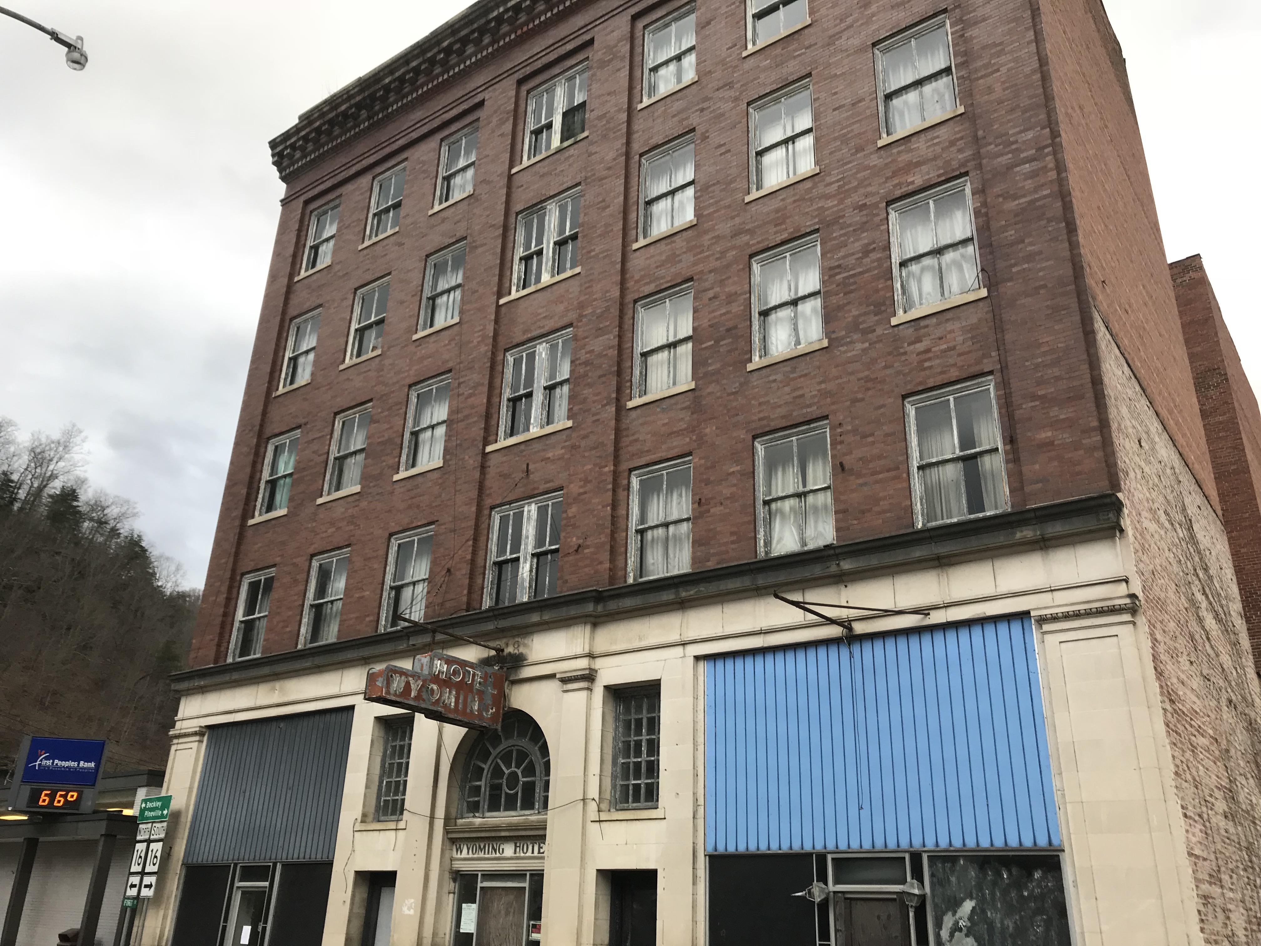 Abandoned hotel in Mullens WV (1334x750) r/AbandonedPorn