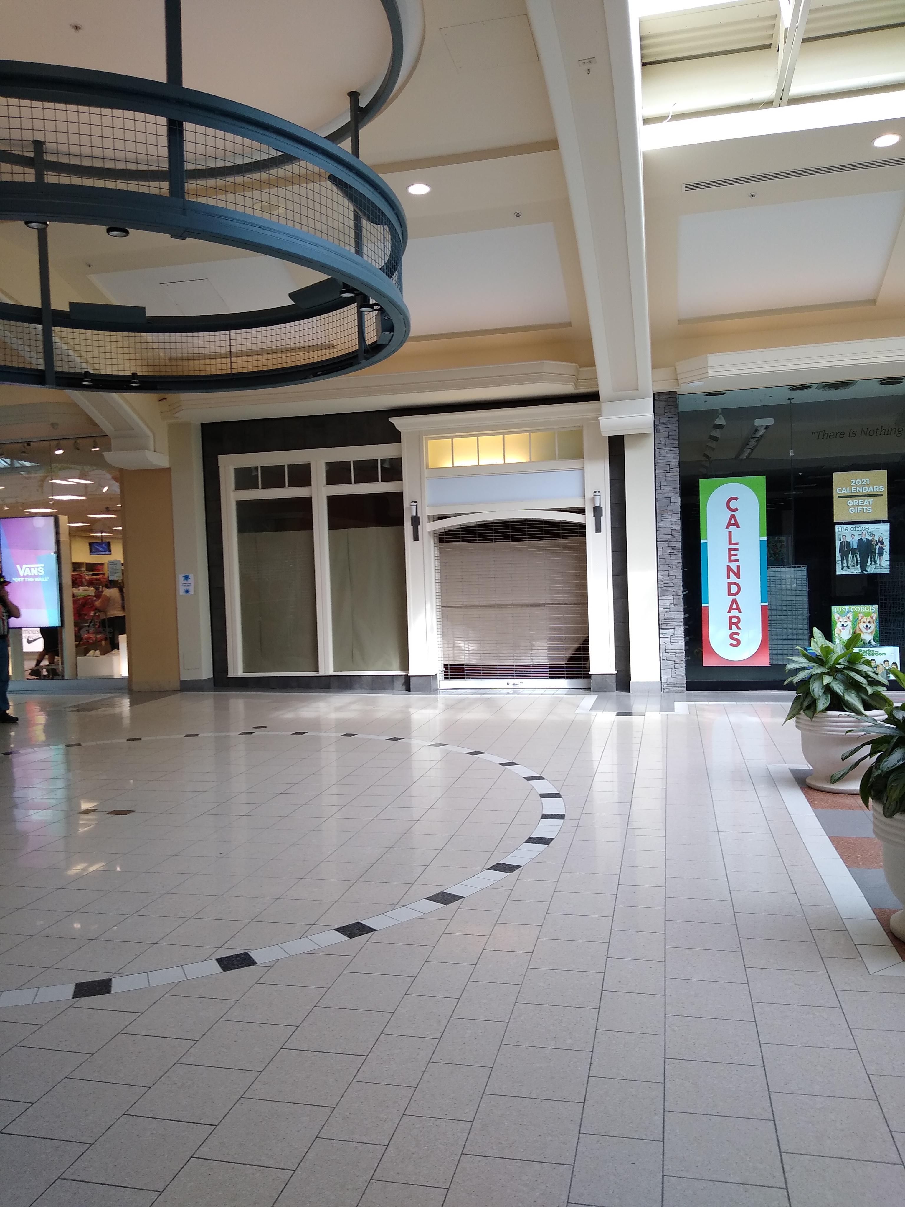 No more candles at Yankee Candle. Concord Mall, 41021. r