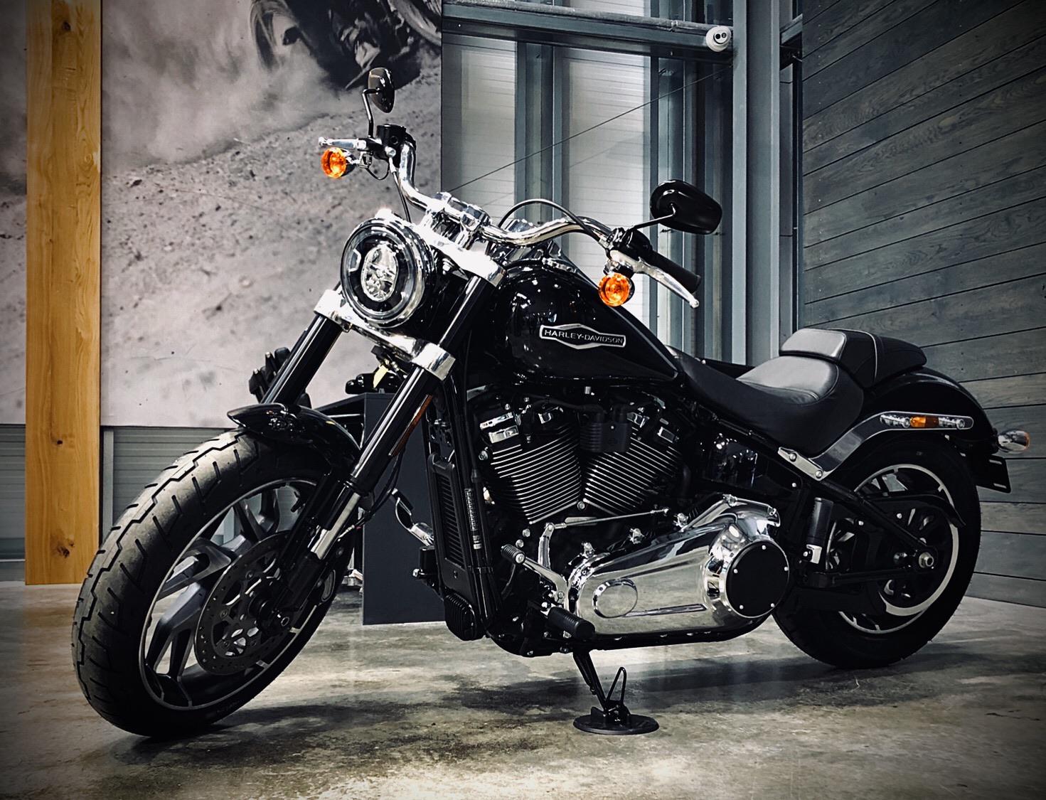 I put the deposit down today on this 2020 Sport Glide, my first Harley... hookedonharley r/Harley