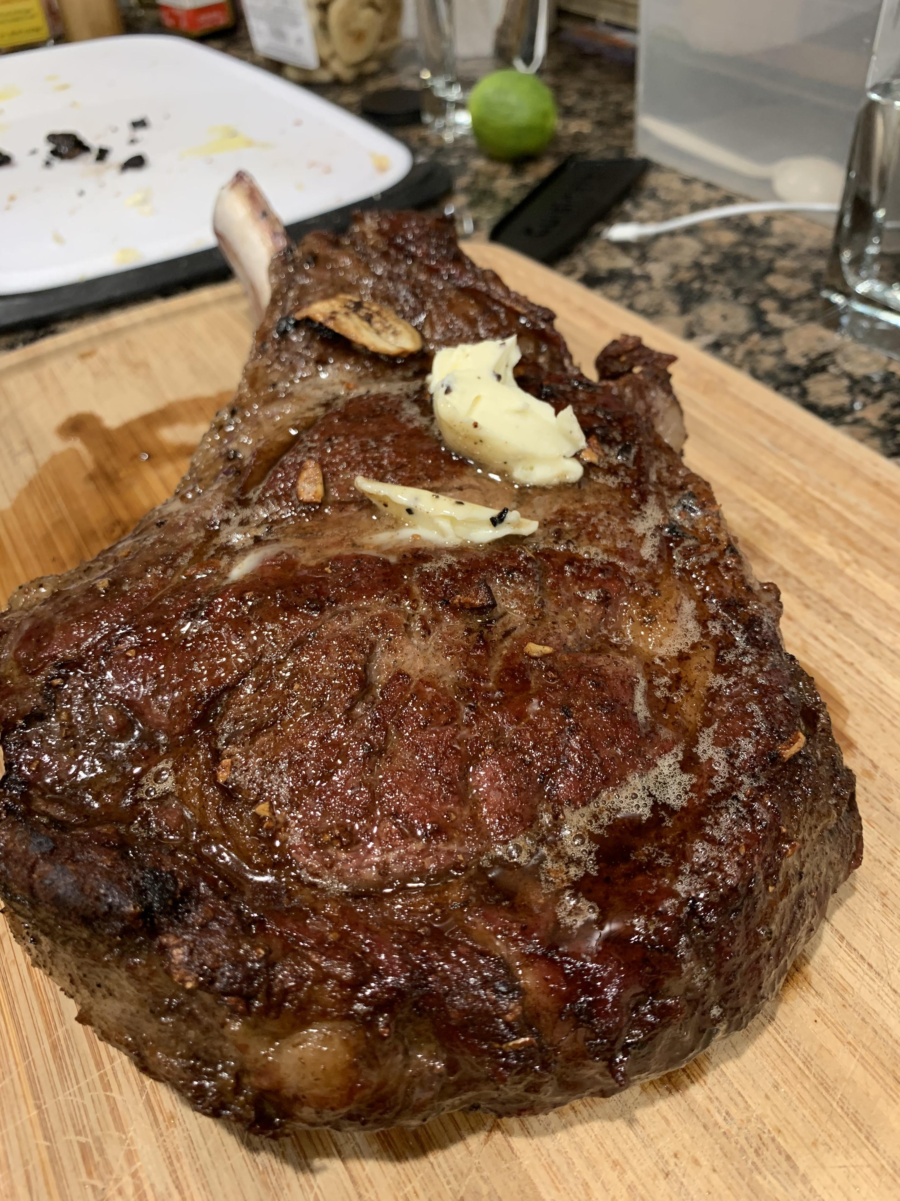 My tomahawk steak topped with garlic butter and truffle butter r/FoodPorn