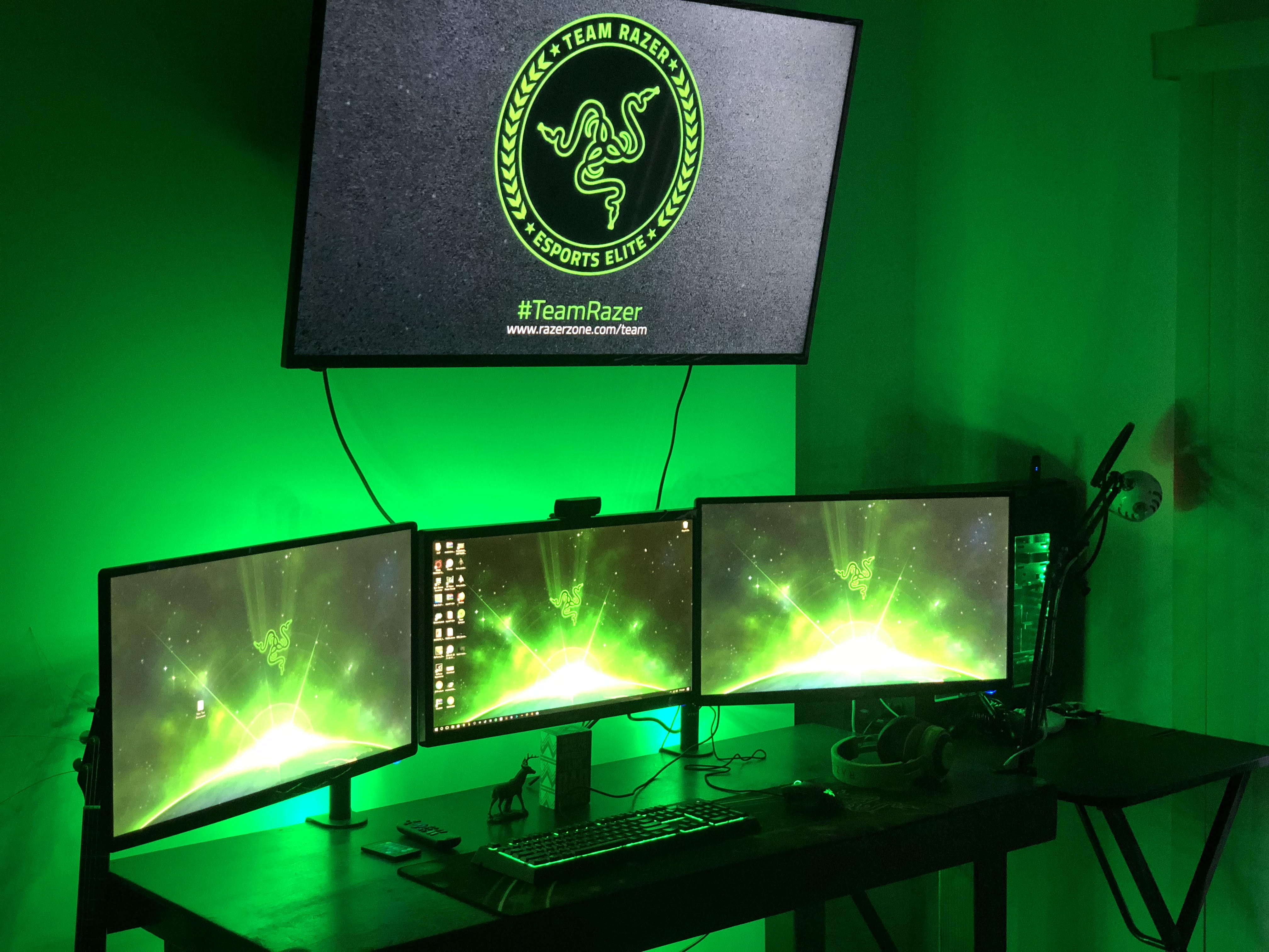 UPDATED battlestation with the addition of the Razer Pro Kraken headset