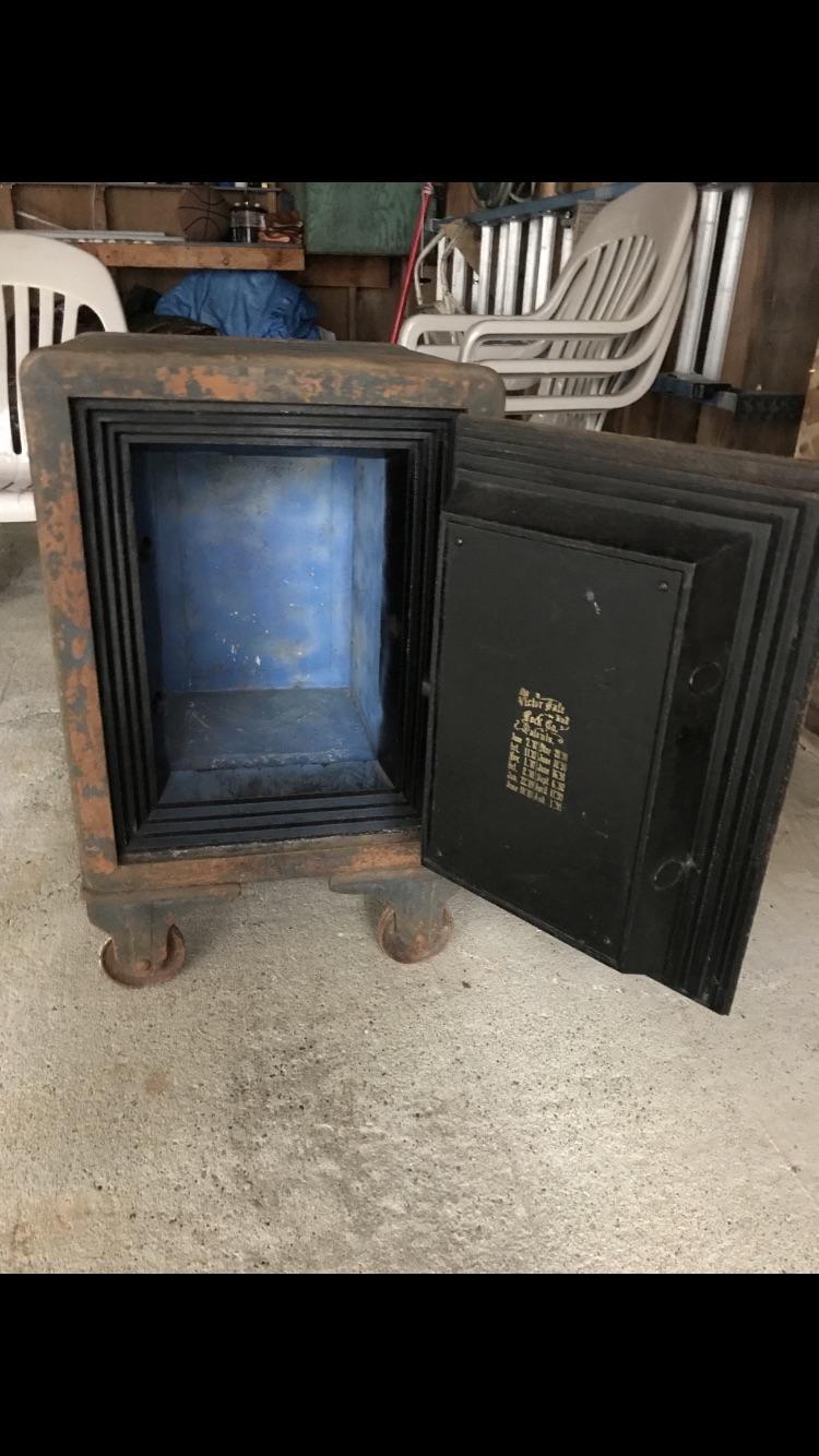 Antique Victor safe r/Antique