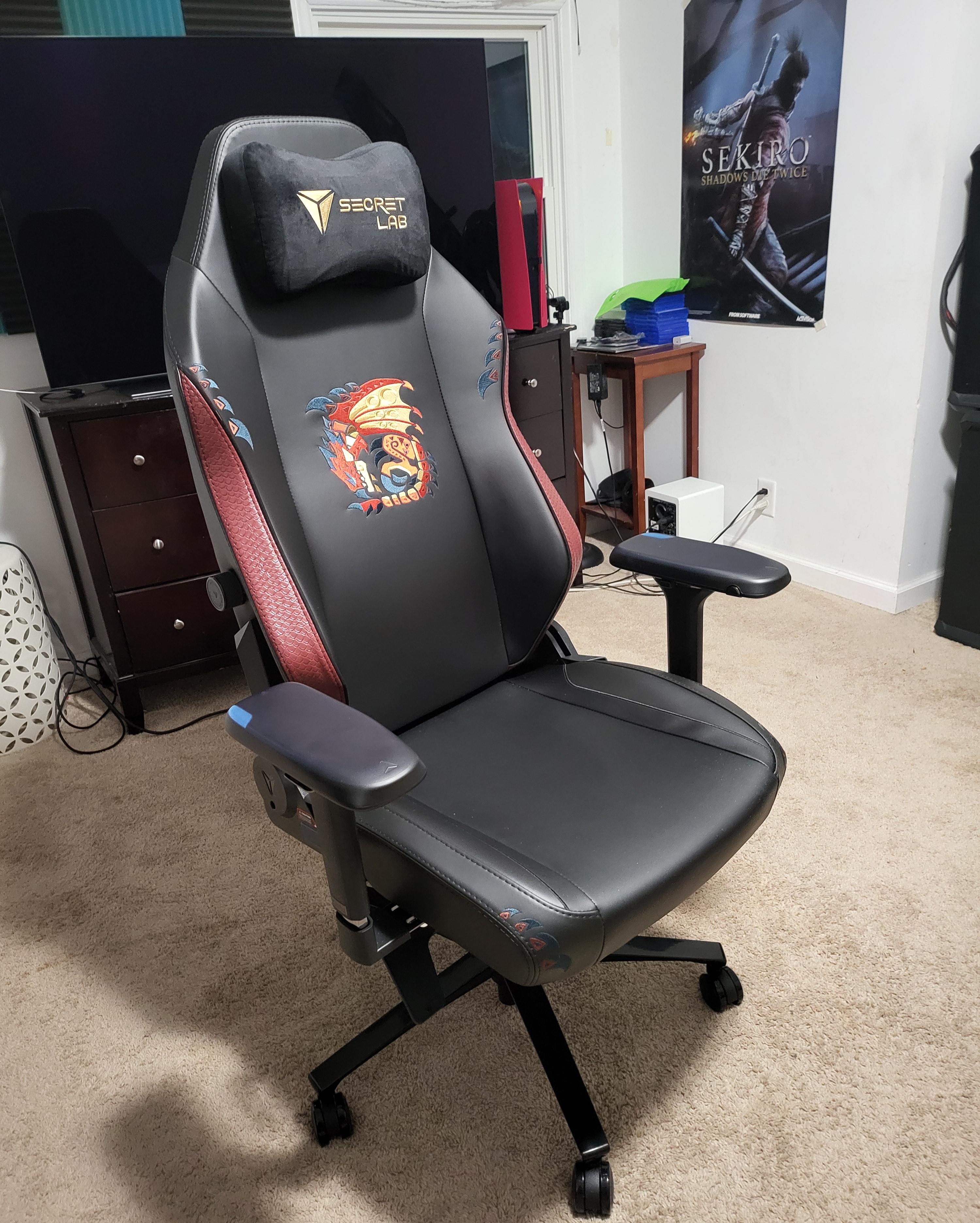 Real happy with my secretlab Monster Hunter chair 😁 r/secretlab