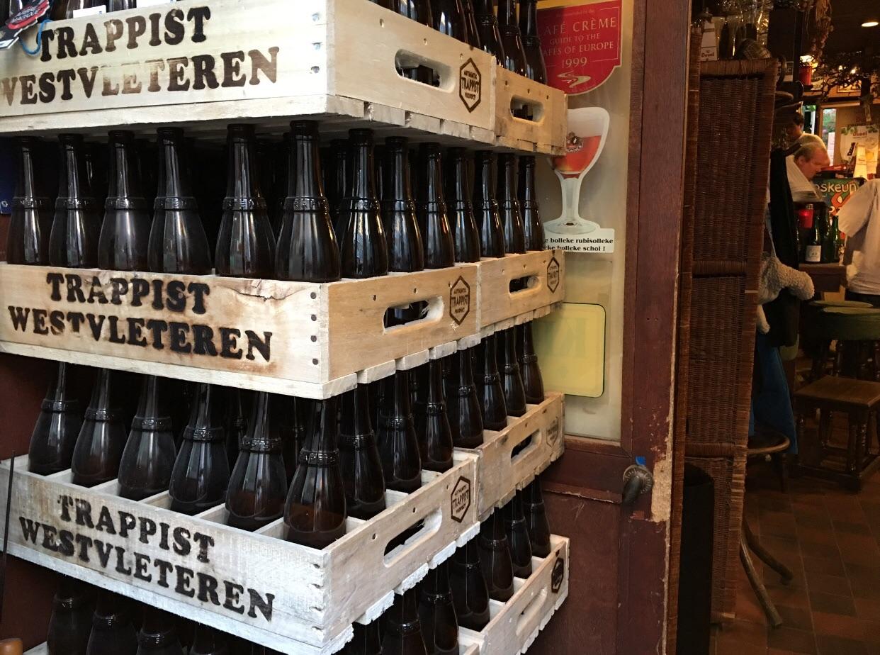 You know it’s going to be a legit beer bar when you walk by this in the entry way r/beerporn