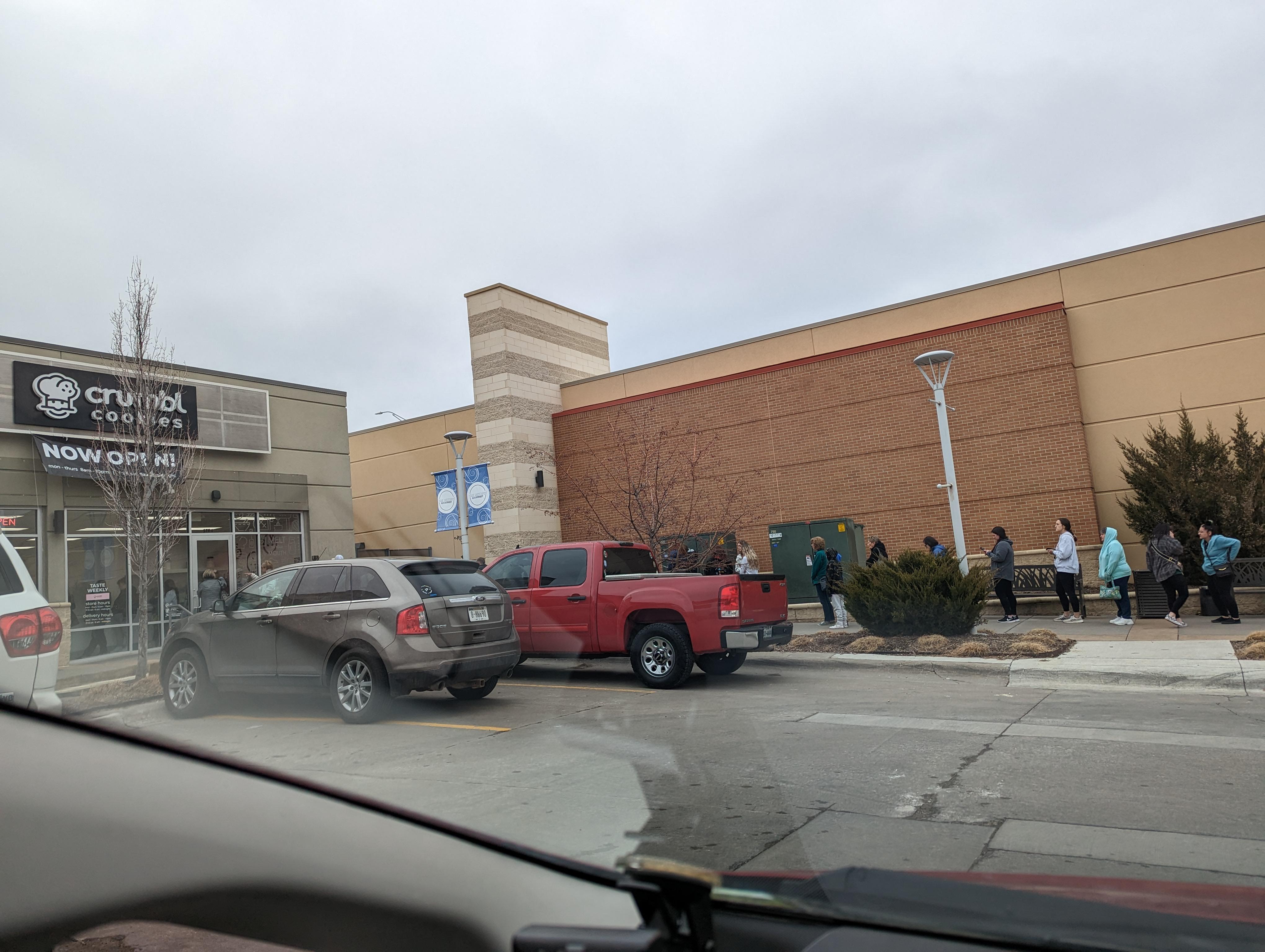 Crumbl cookies huge line r/lincoln