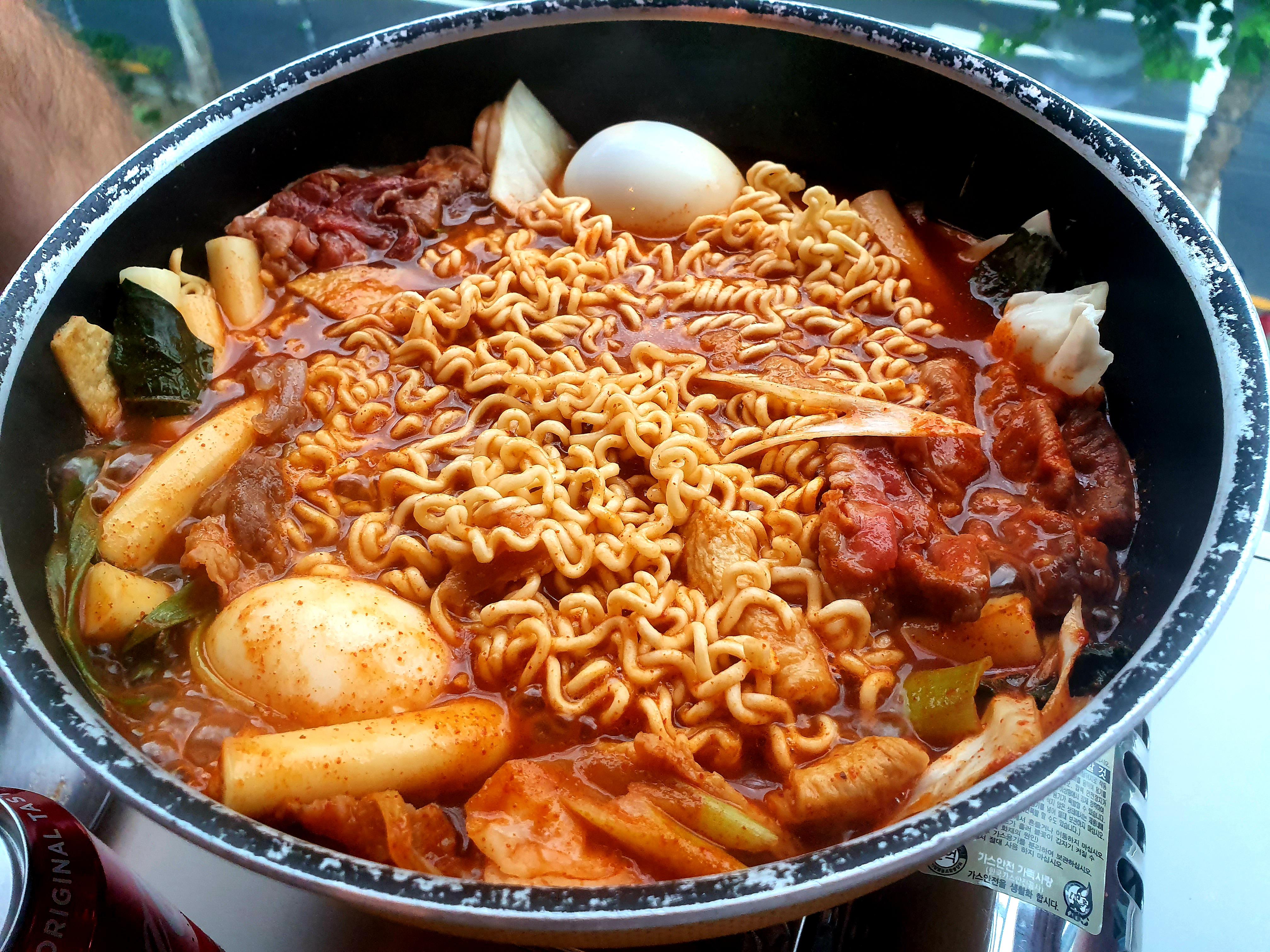 [I ate] Extremely spicy Korean tteokbokki. It had rice cakes, boiled