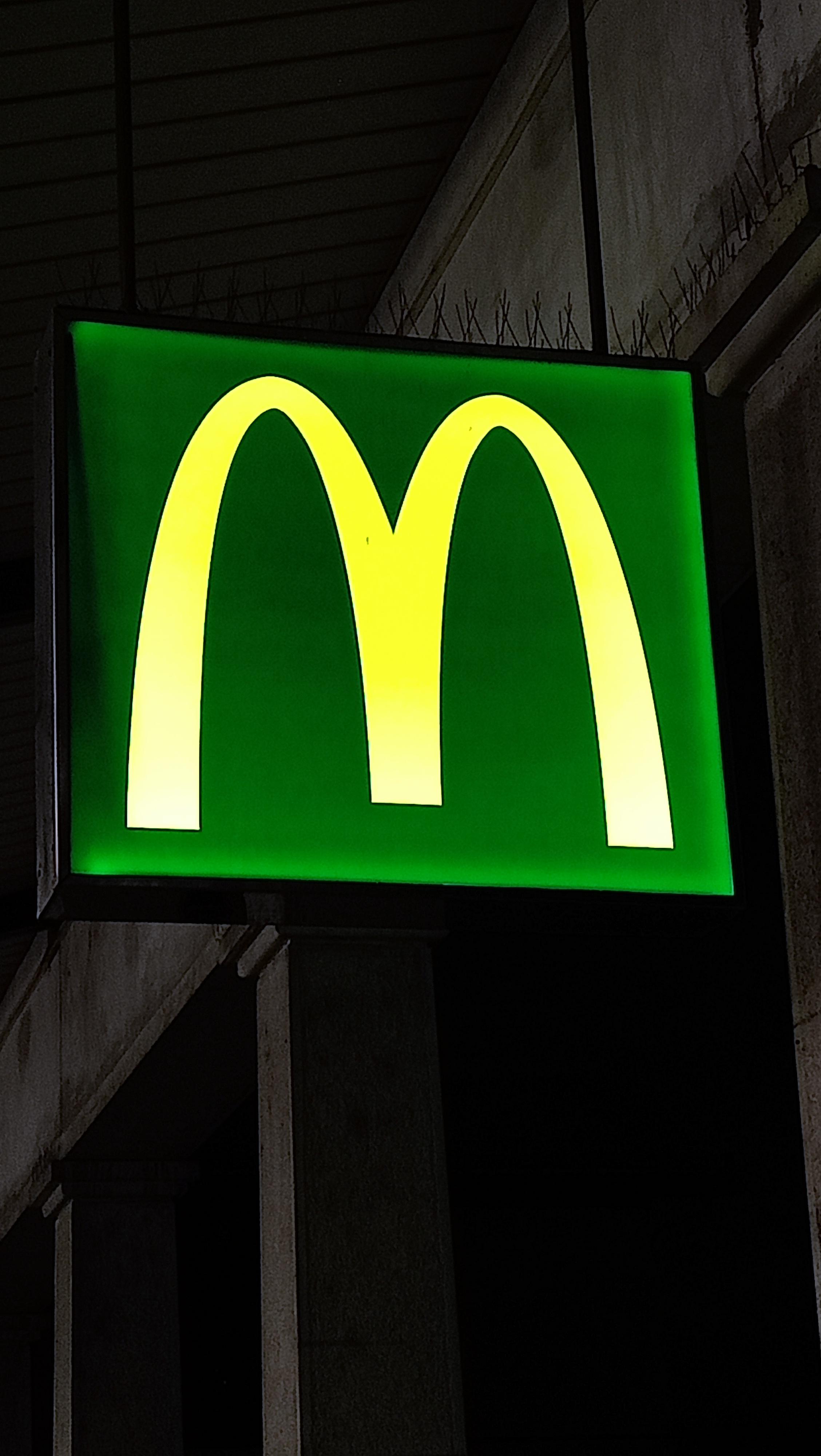 Green McDonald's sign r/mildlyinteresting