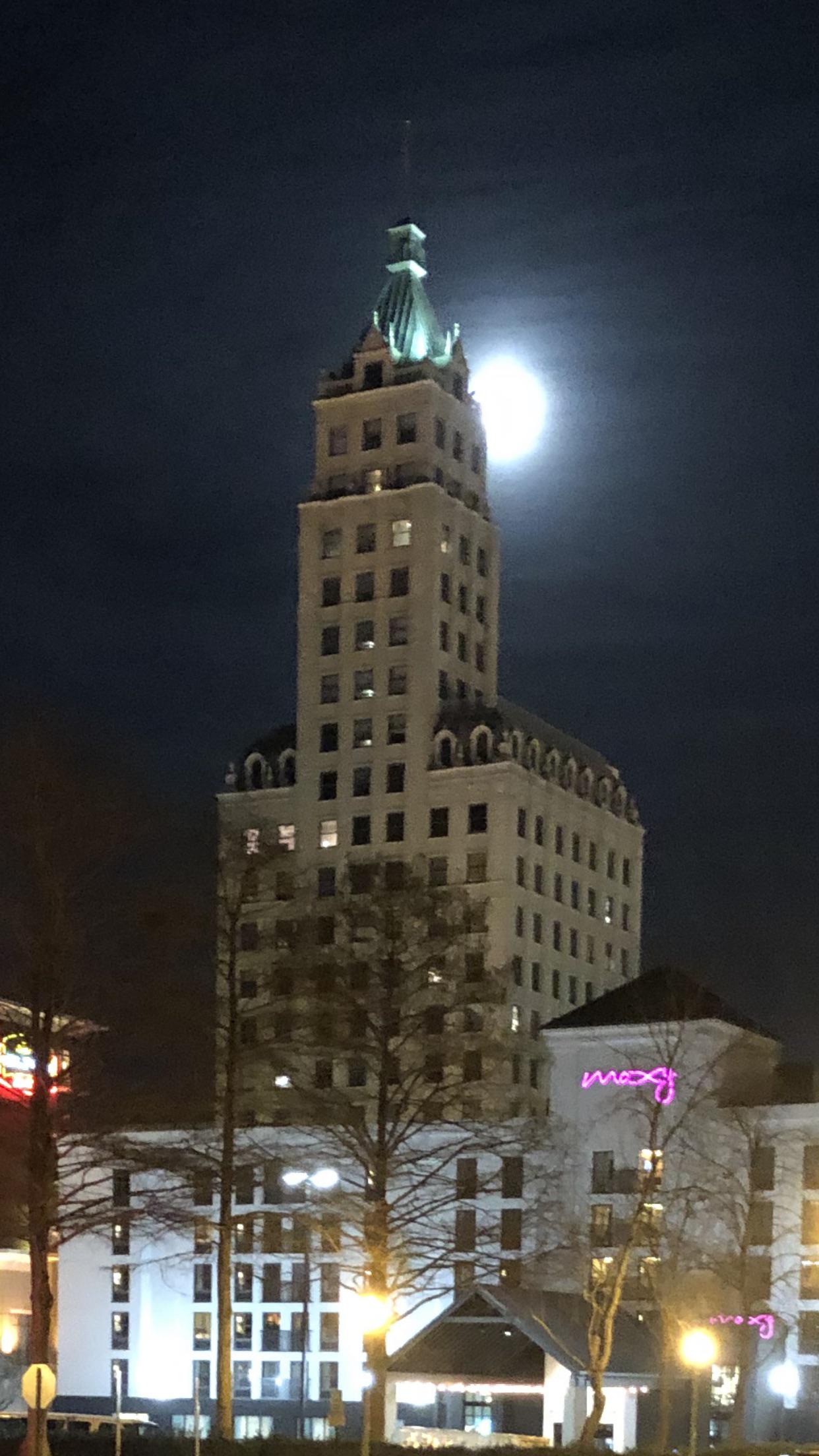 Super moon behind the LincolnAmerican Tower memphis