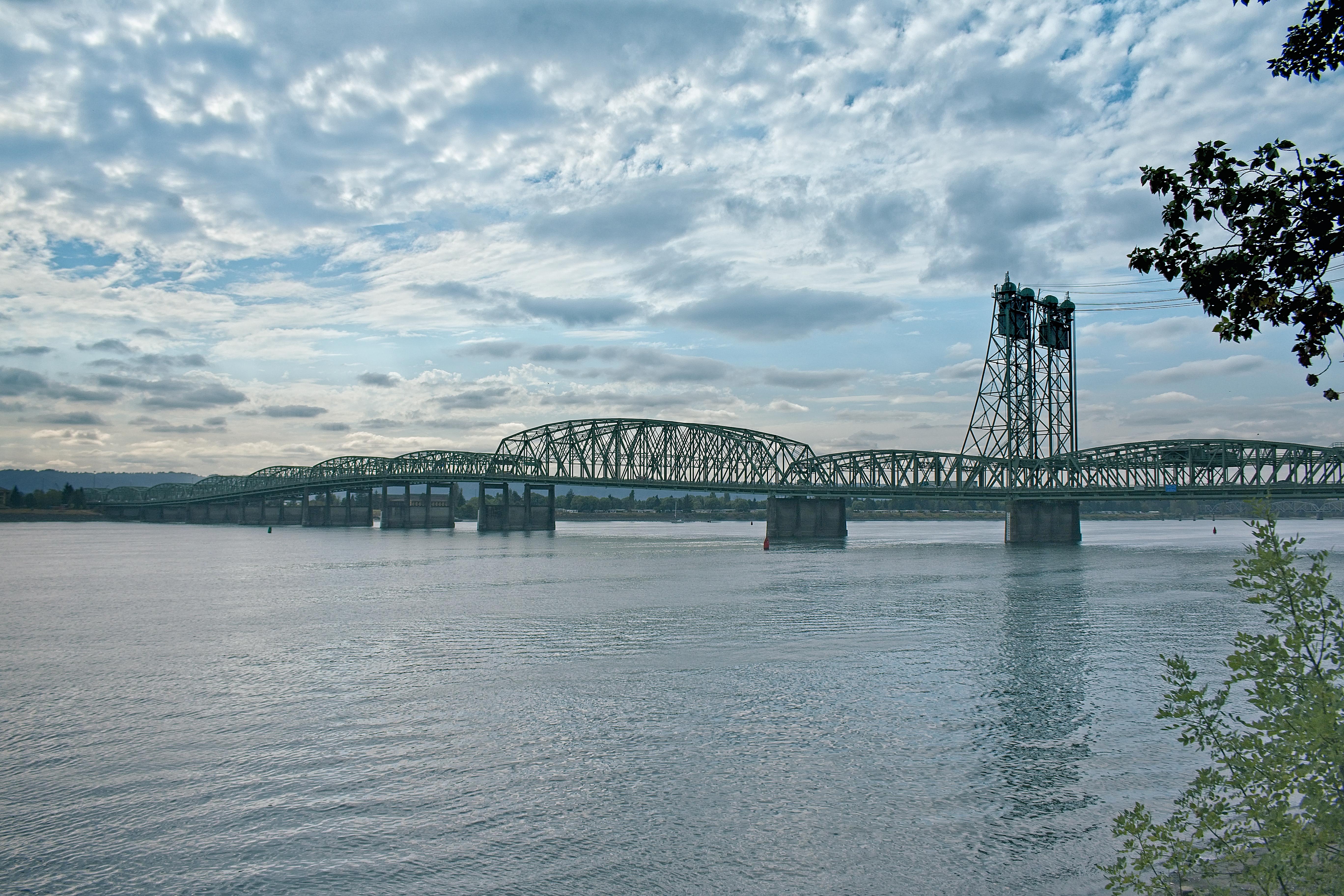 I5 Bridge from Vancouver, Wa, looking towards Portland, Or [OC] [5472