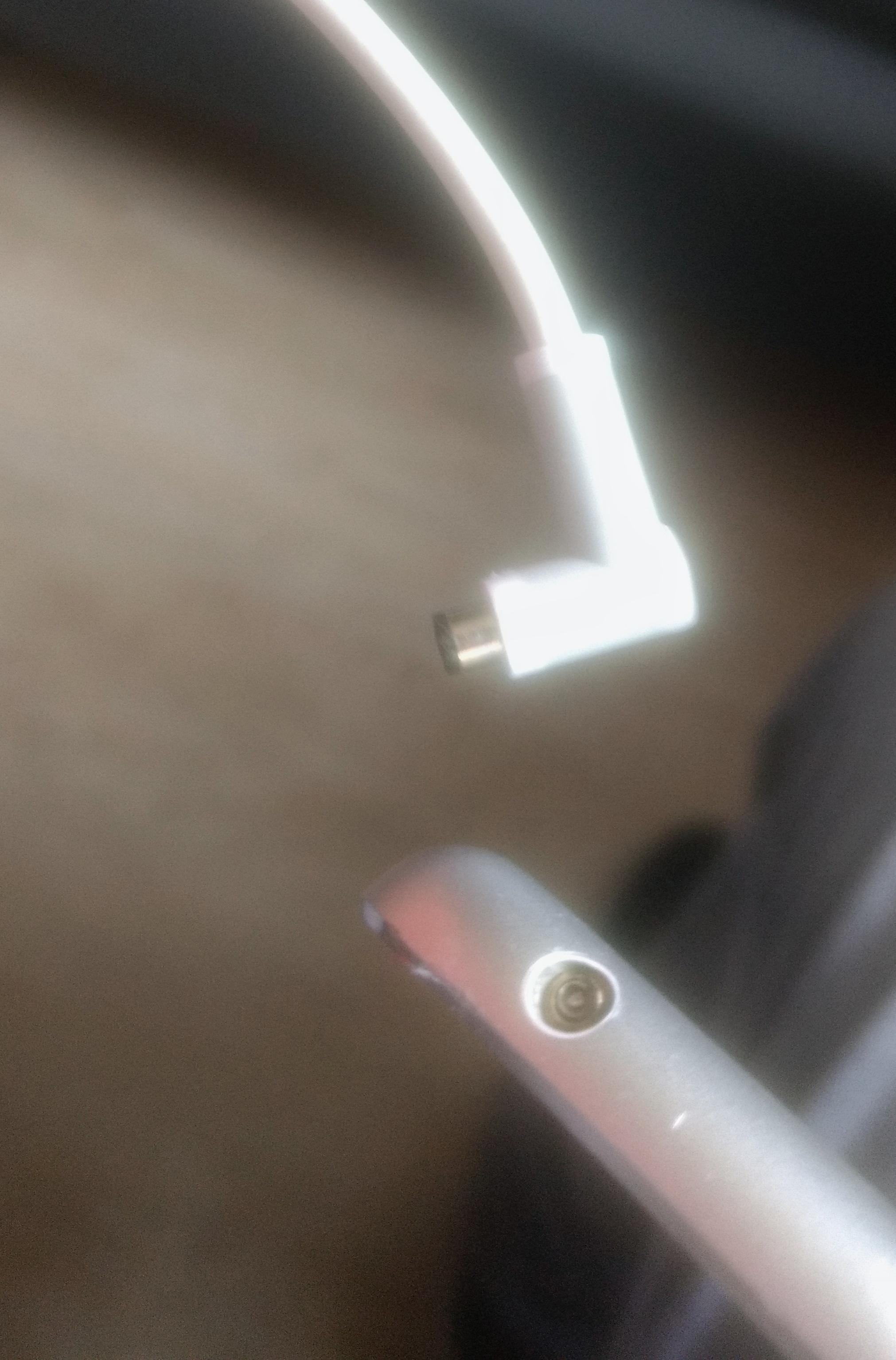 My brother's headphone plug broke off and is now stuck in his iPad r