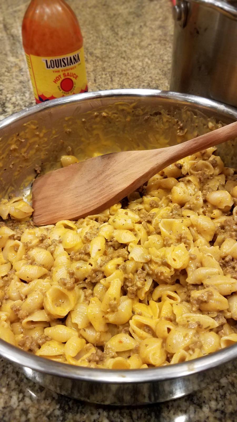 Cheesy velveeta noodles with seasoned ground beef (88/12 cut). r/CA_Kitchen