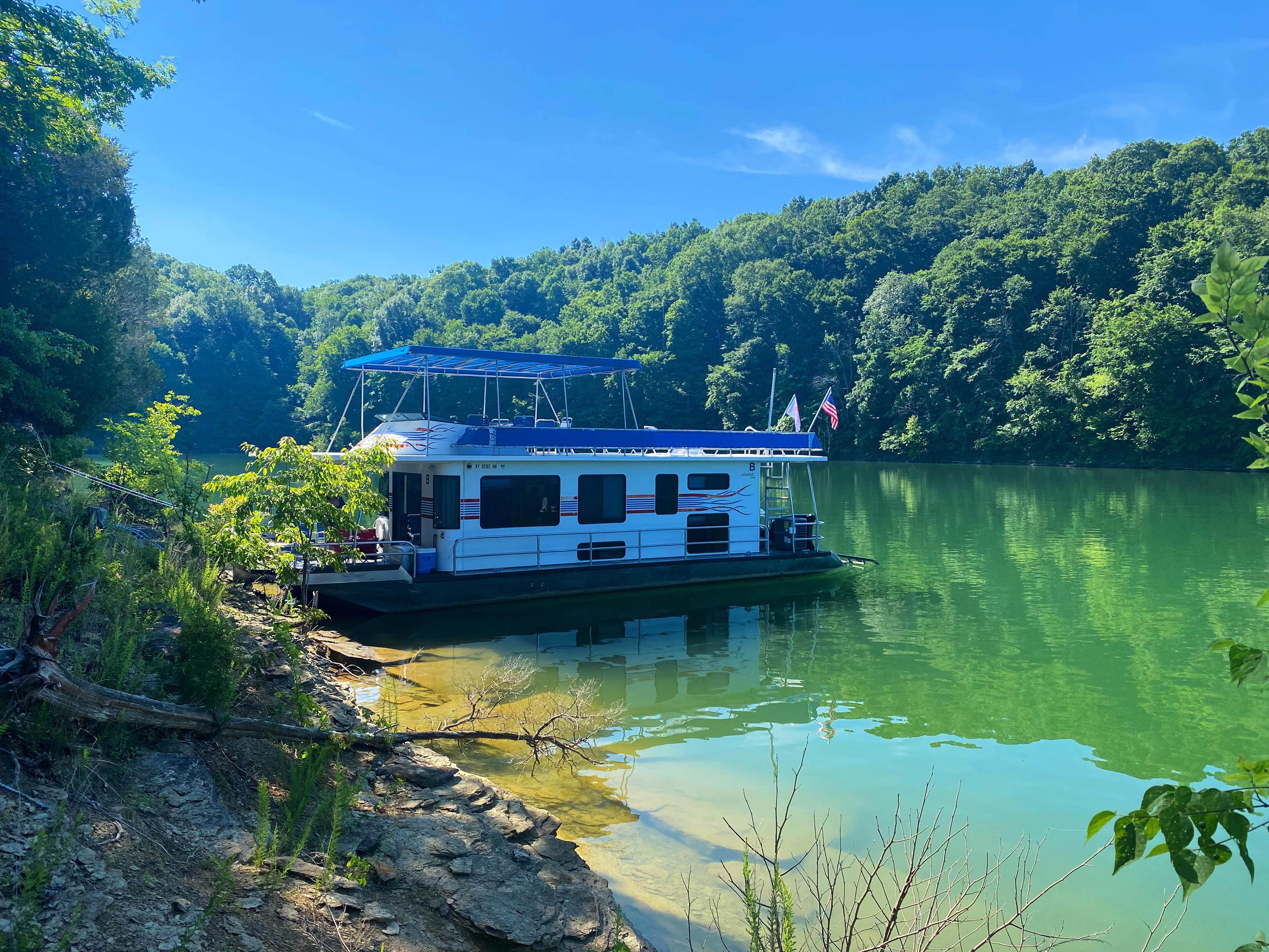 Took a houseboat trip to Lake Cumberland this past weekend. r/boating