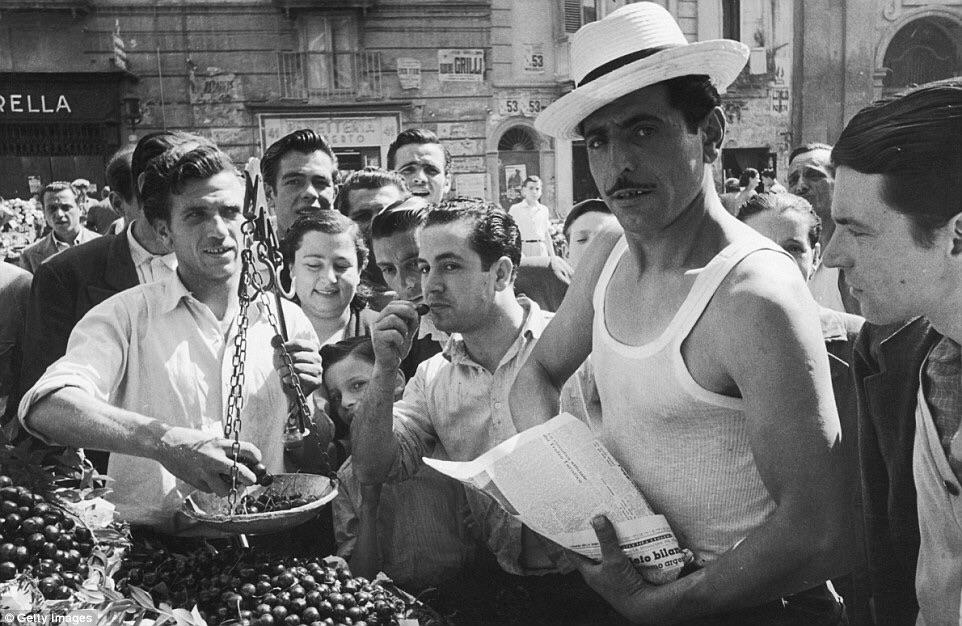 A man sells fresh cherries in Naples Italy 1952. r/TheWayWeWere