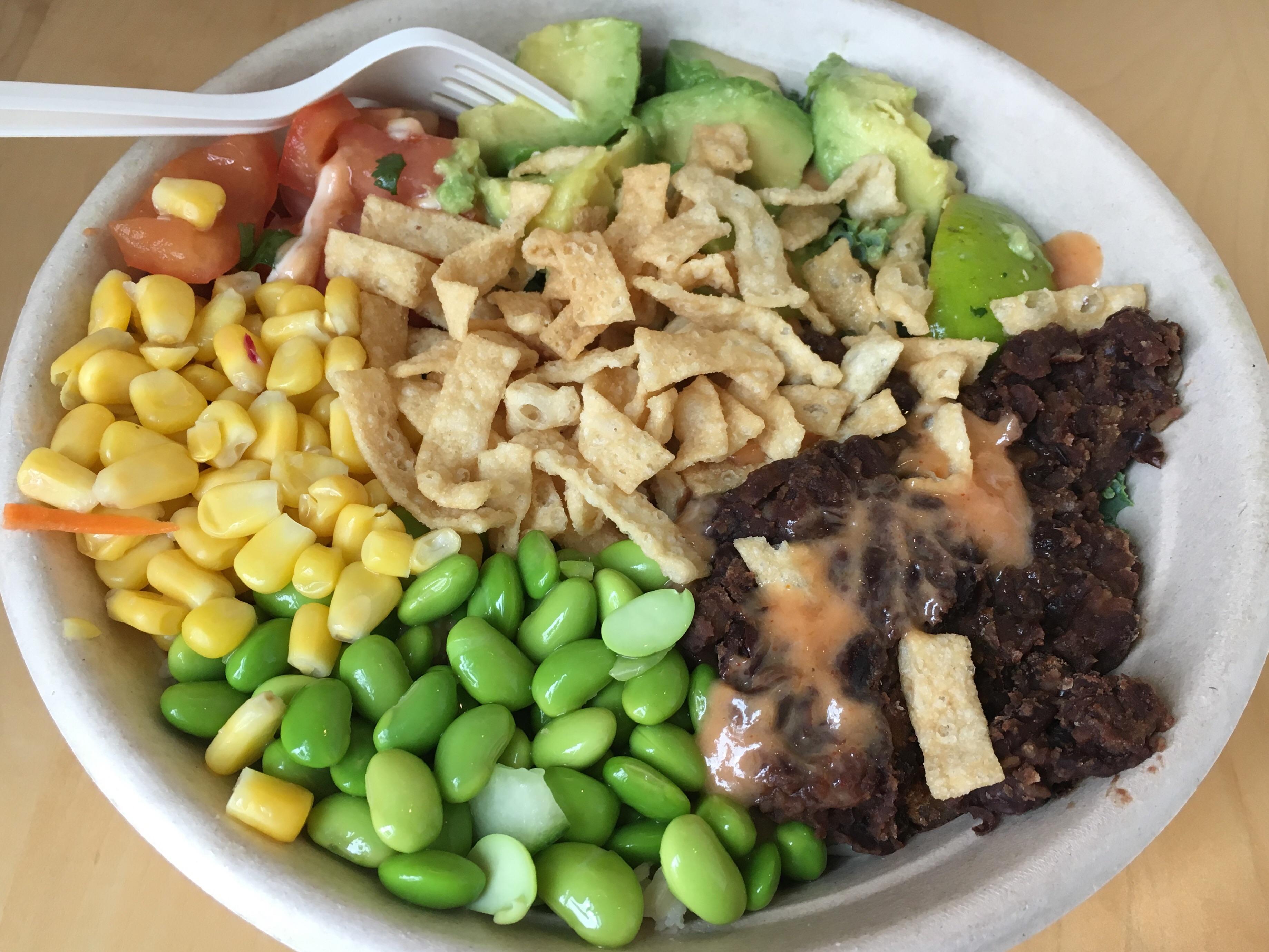 Fresh veggie bowl with spicy yoghurt dressing r/vegetarian