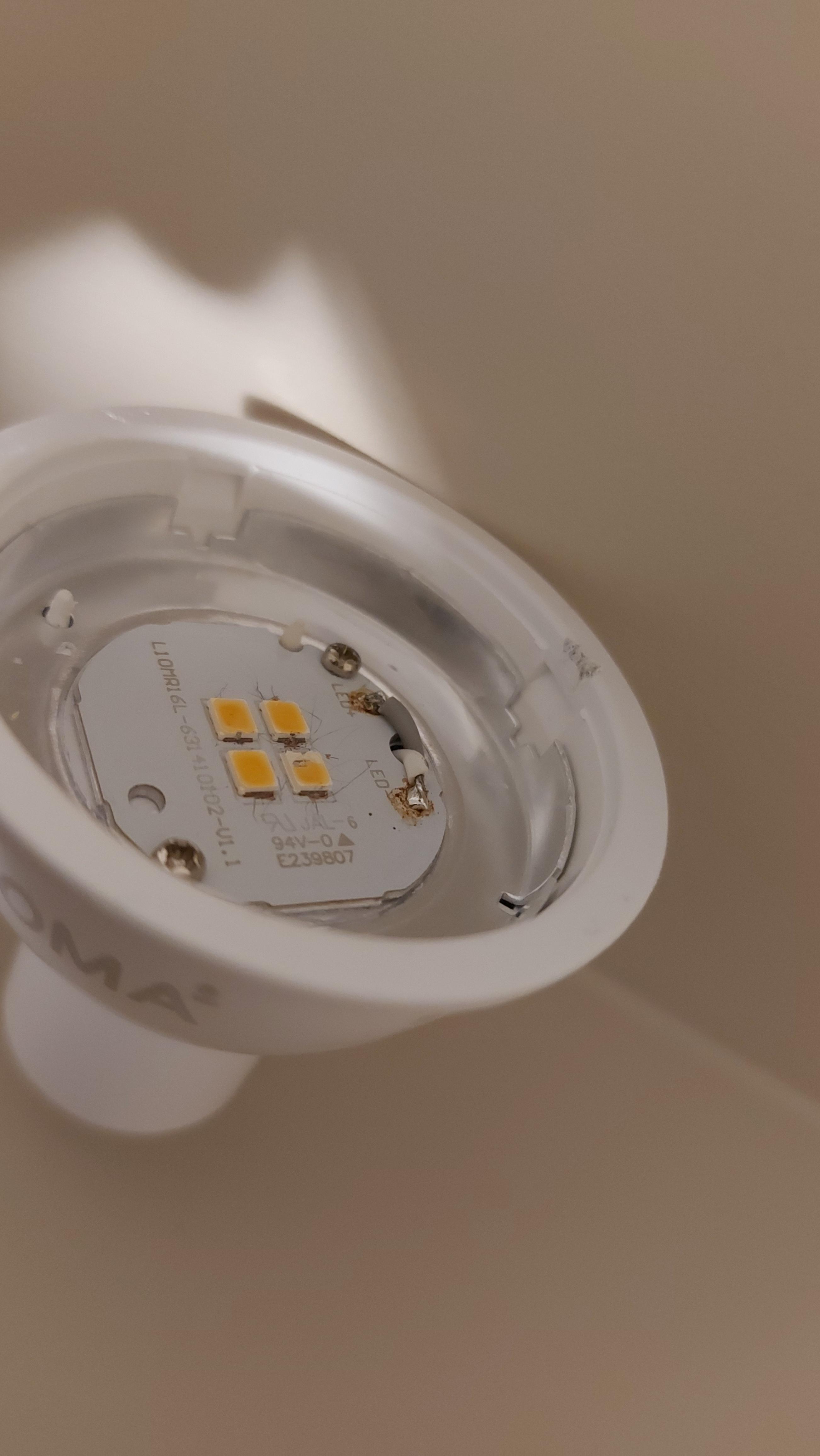 Its 120Vac 5W. the 4 leds are in series, I put my PS with curent limit