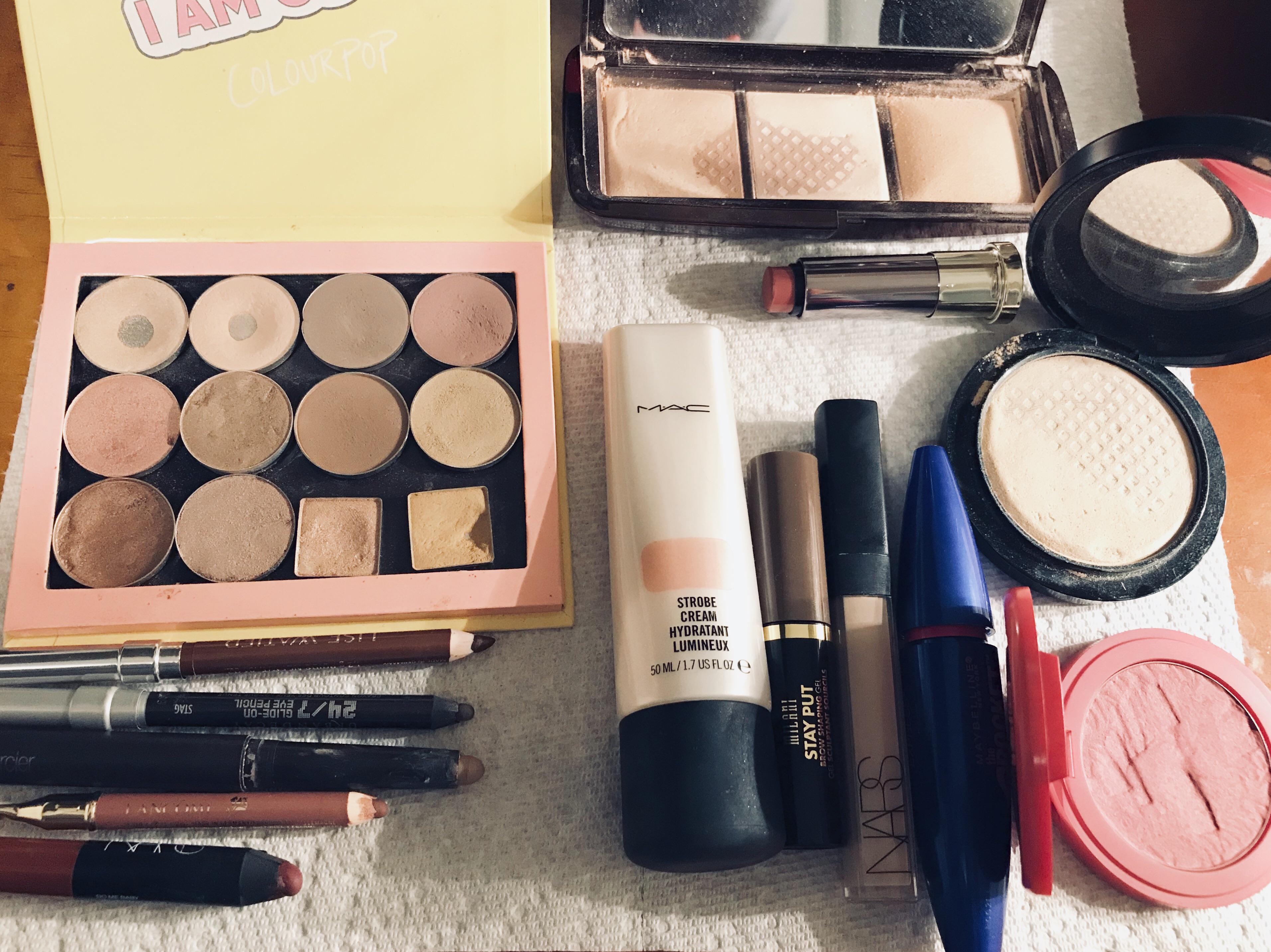 My everyday makeup bag. r/makeupflatlays