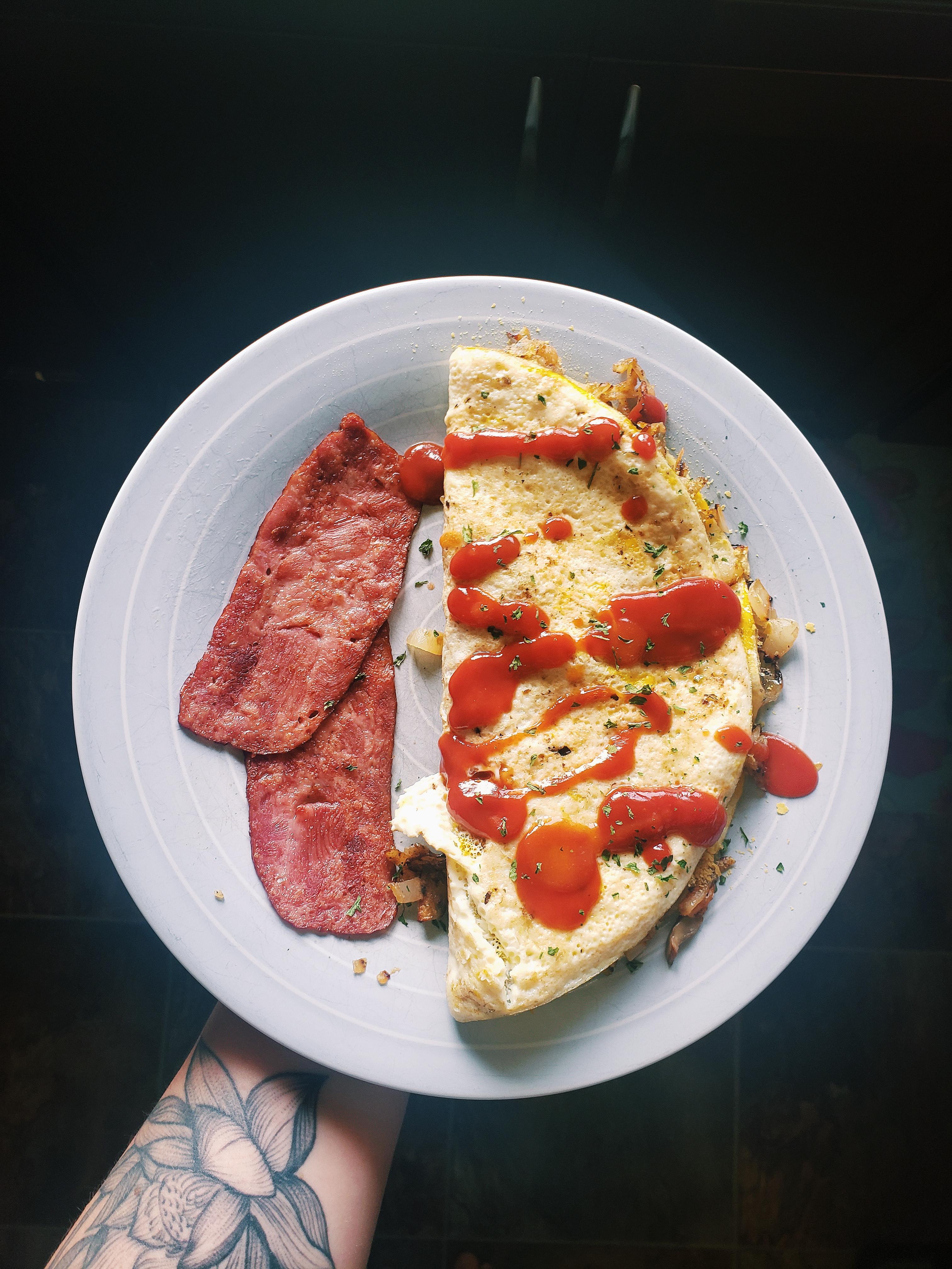 340 calorie omelette with mushrooms, onions, and potato and turkey