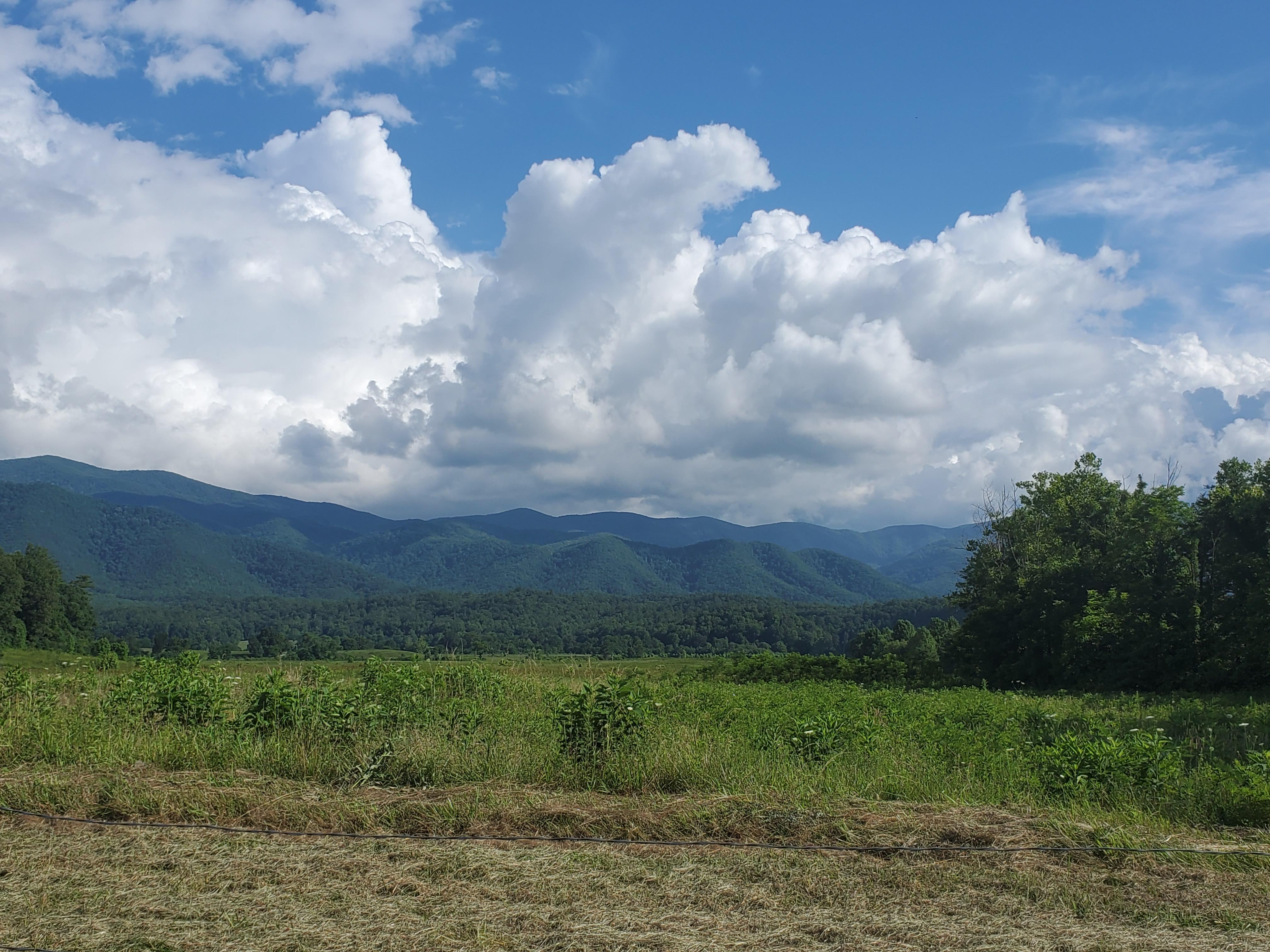 Cades Cove... beautiful smoky mountains! r/Tennessee