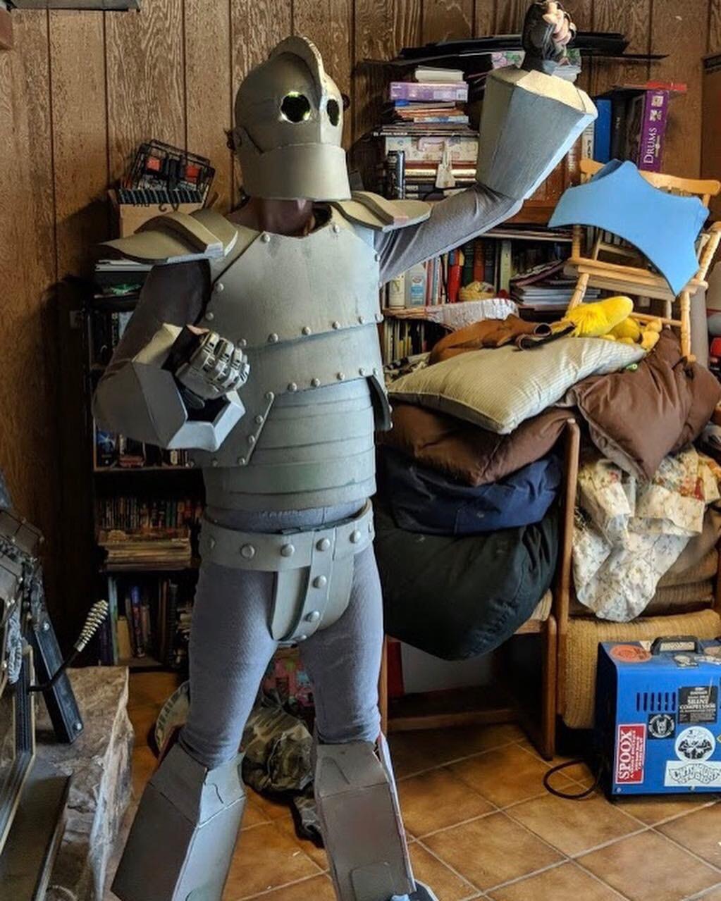 My homemade iron giant costume r/Halloween_Costumes