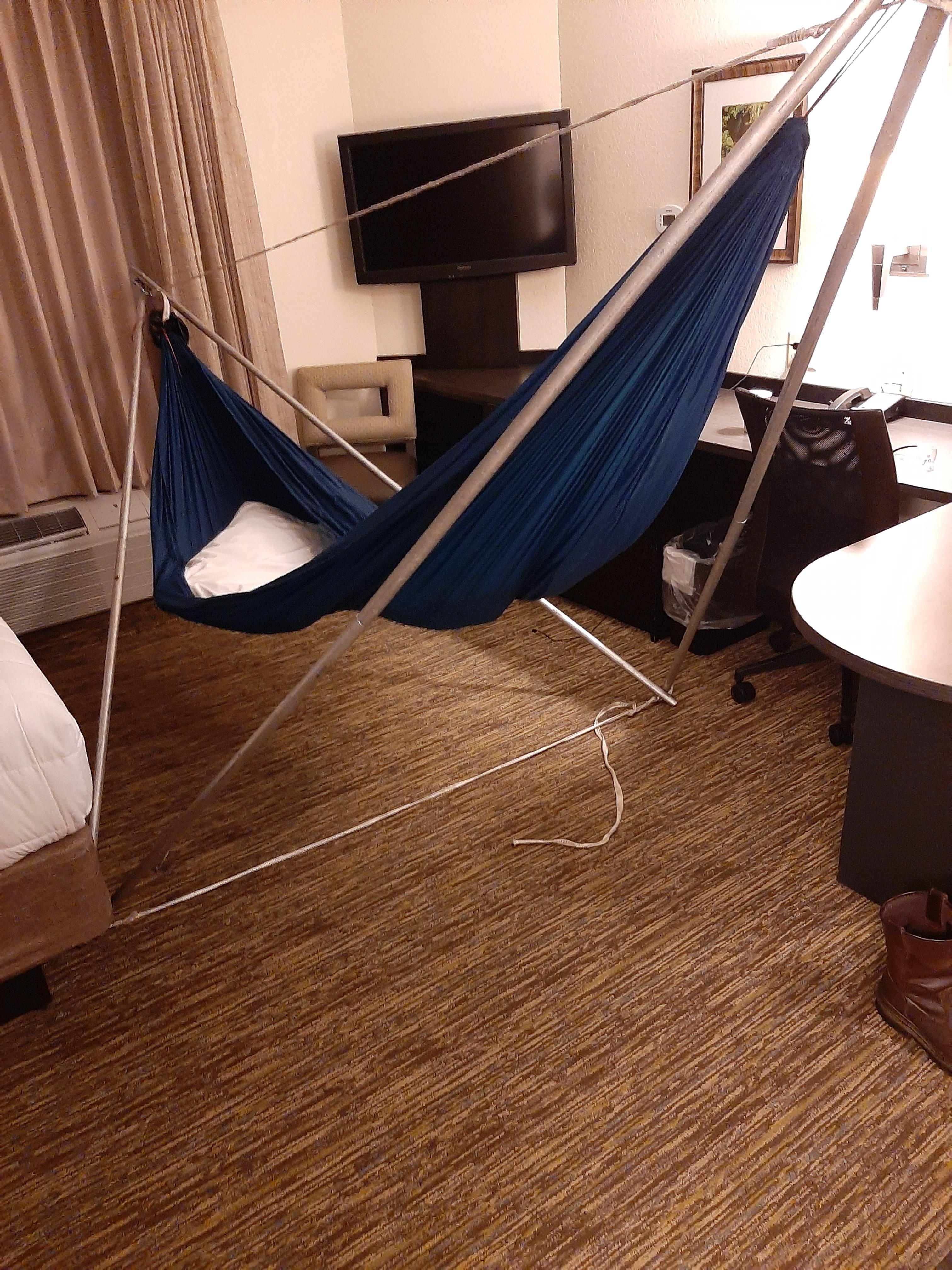Diy tensa stand in hotel r/Hammocks