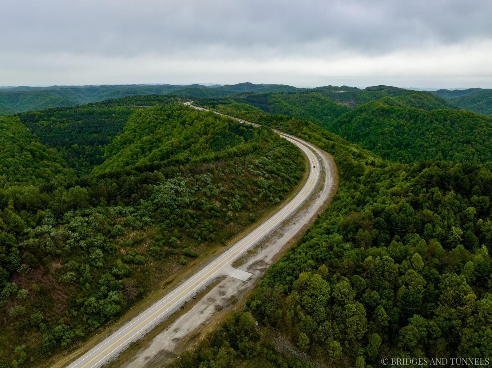 US 52/King Coal Highway at Horsepen Mountain, WV, USA [OC][1600×1068