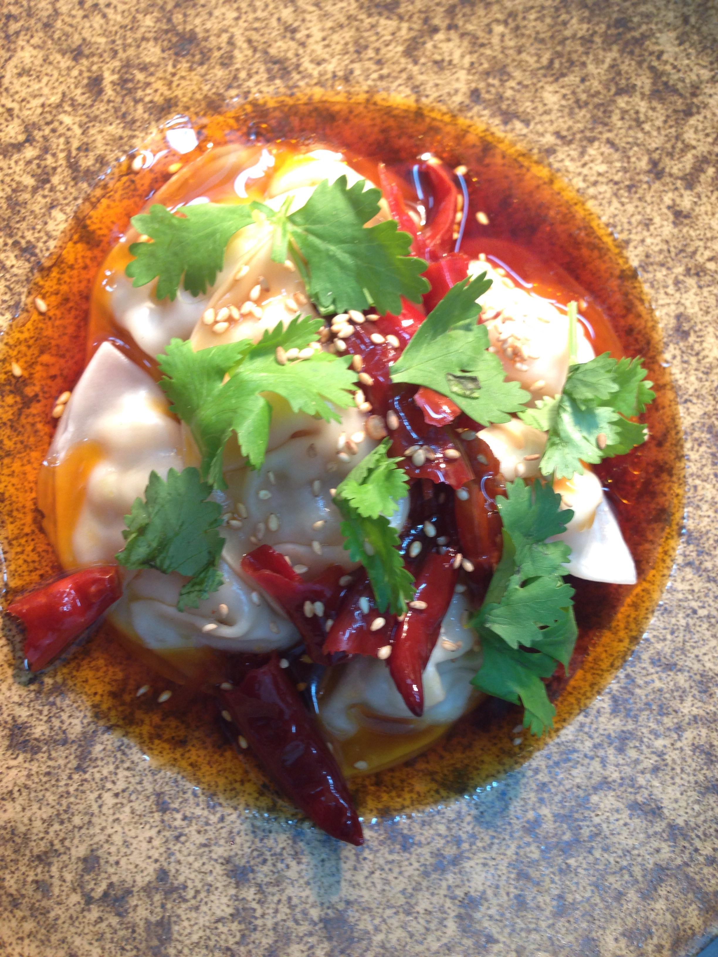 [Pro/Chef] Shrimp dumplings with cilantro and dried peppers in a Wagyu
