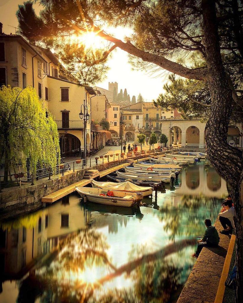 Desenzano del Garda, Italy. [823x2014] r/VillagePorn