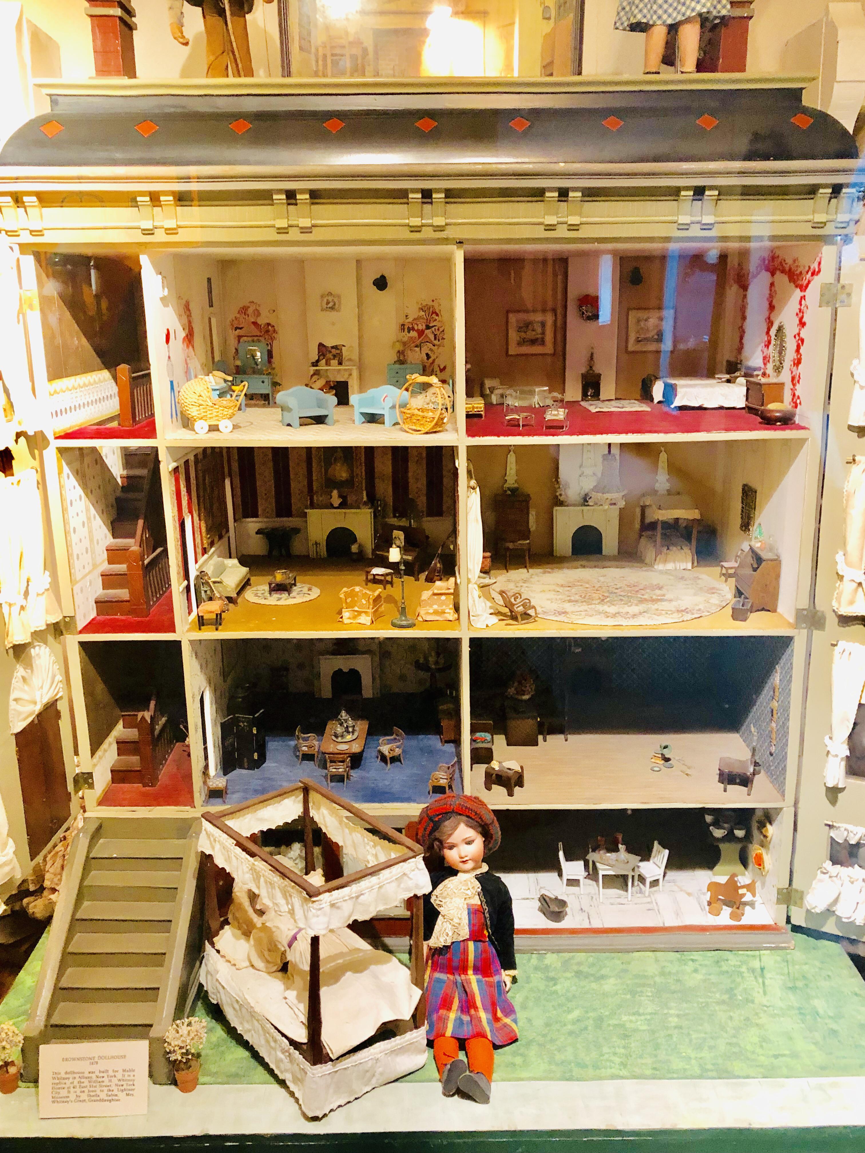 New York brownstone replica dollhouse at Lightner Museum in Saint Augustine, FL. r/miniatures