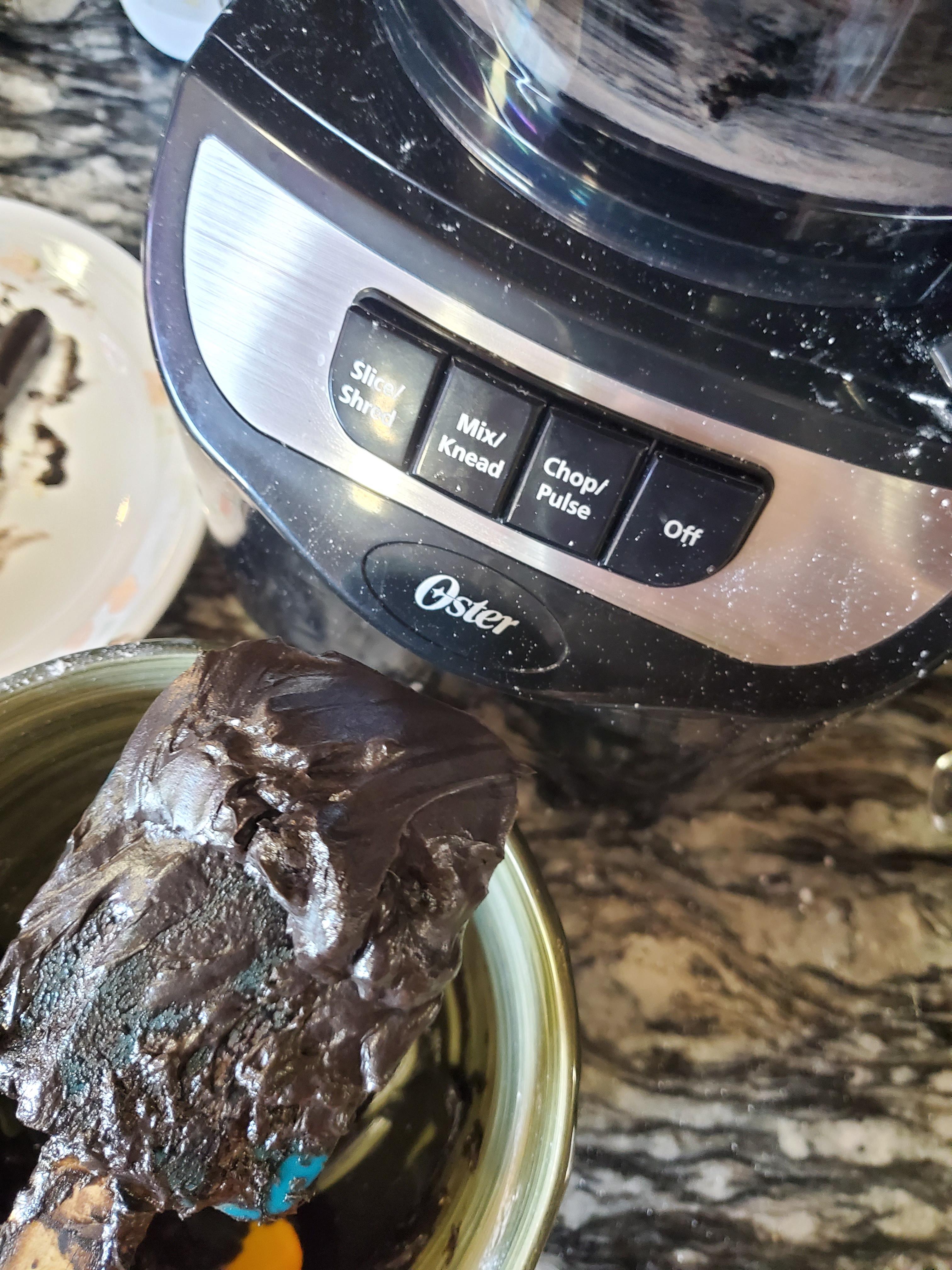 Anyone made sugarologie's new easier black buttercream with the food