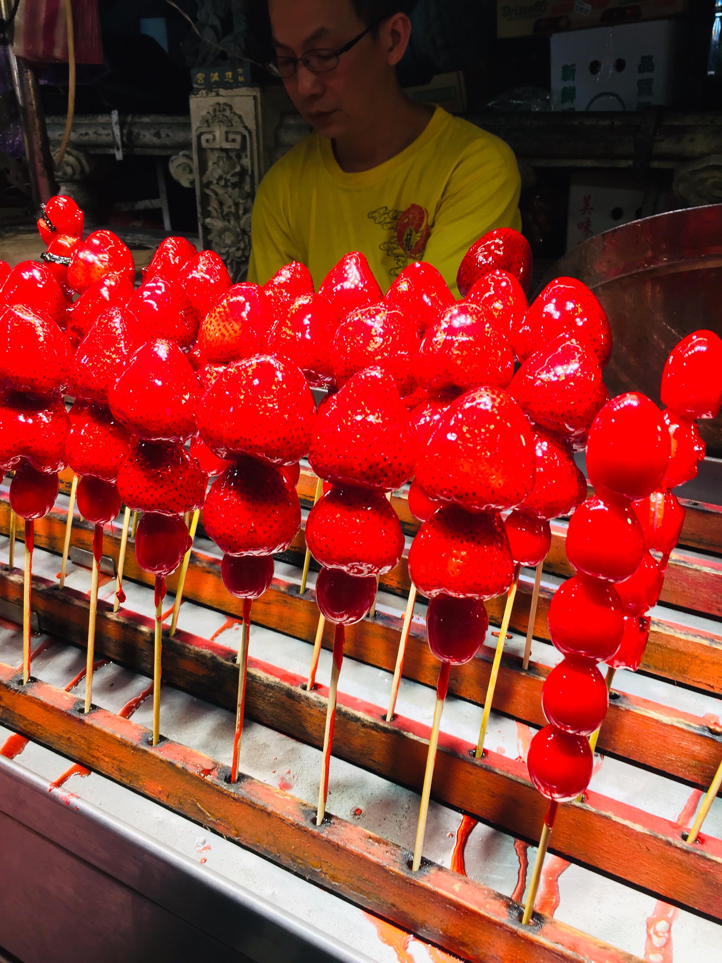 Glazed strawberries (Tanghulu) in Shilin Market, Taiwan r/streeteats