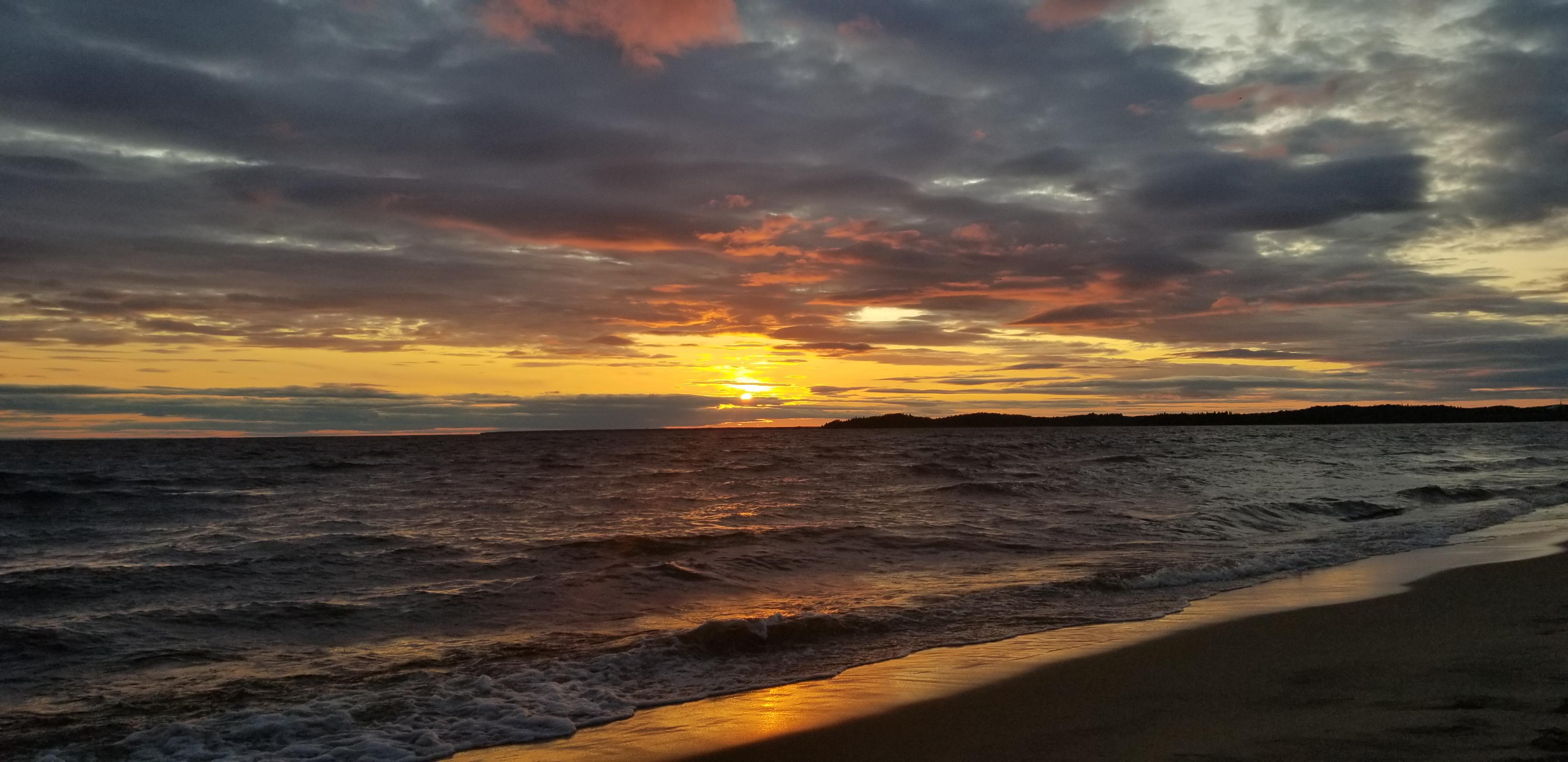 Coucher de soleil sur le lac StJean r/Quebec