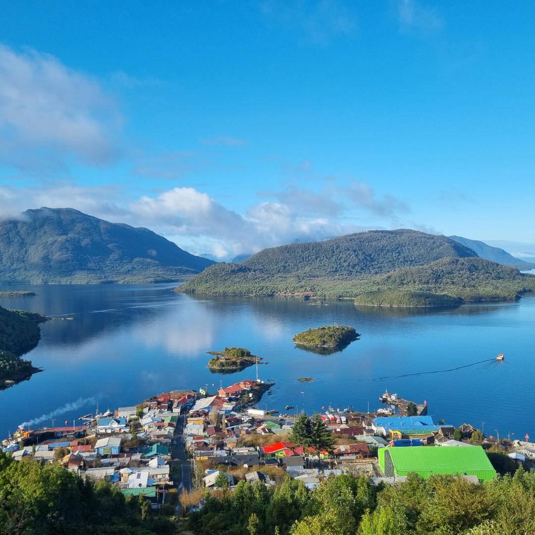 Puerto Aguirre desde el mirador r/chile