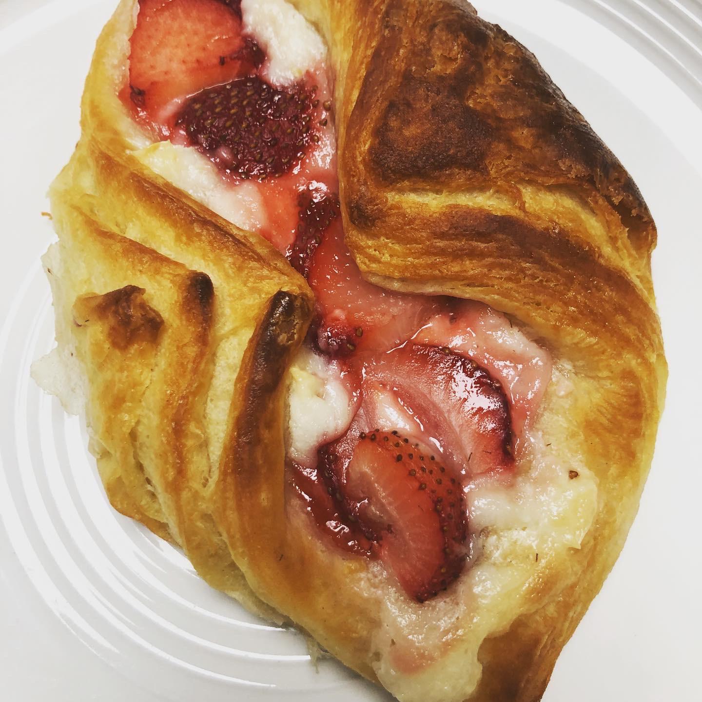 Strawberry cream cheese croissant from scratch. r/FoodPorn