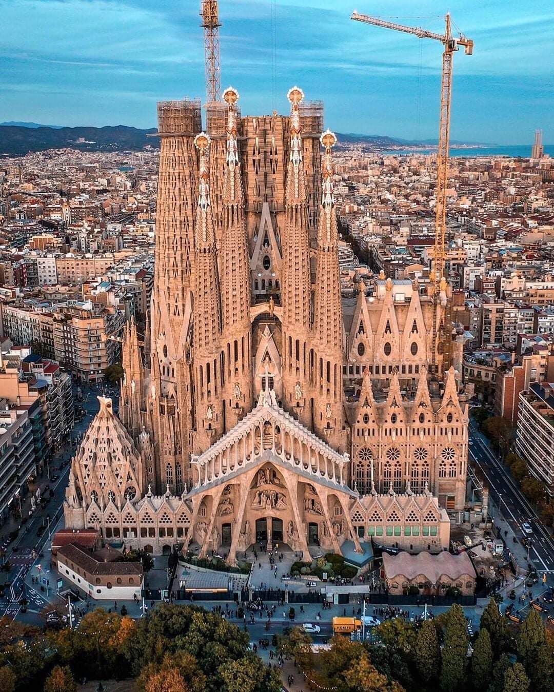 The Basílica de la Sagrada Família (Basilica of the Holy Family) in