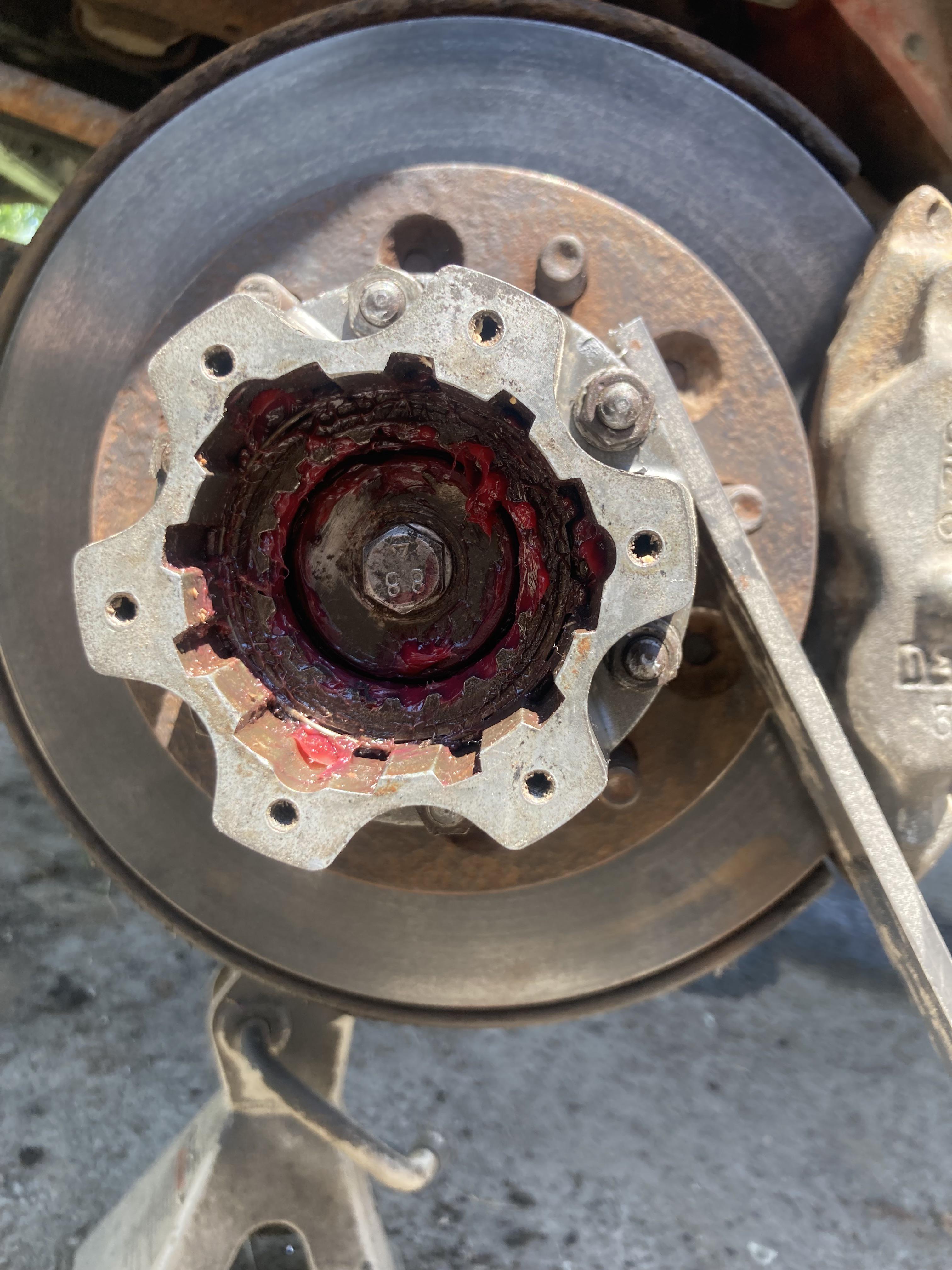 How can I tighten this center bolt to spec? It spins on independently