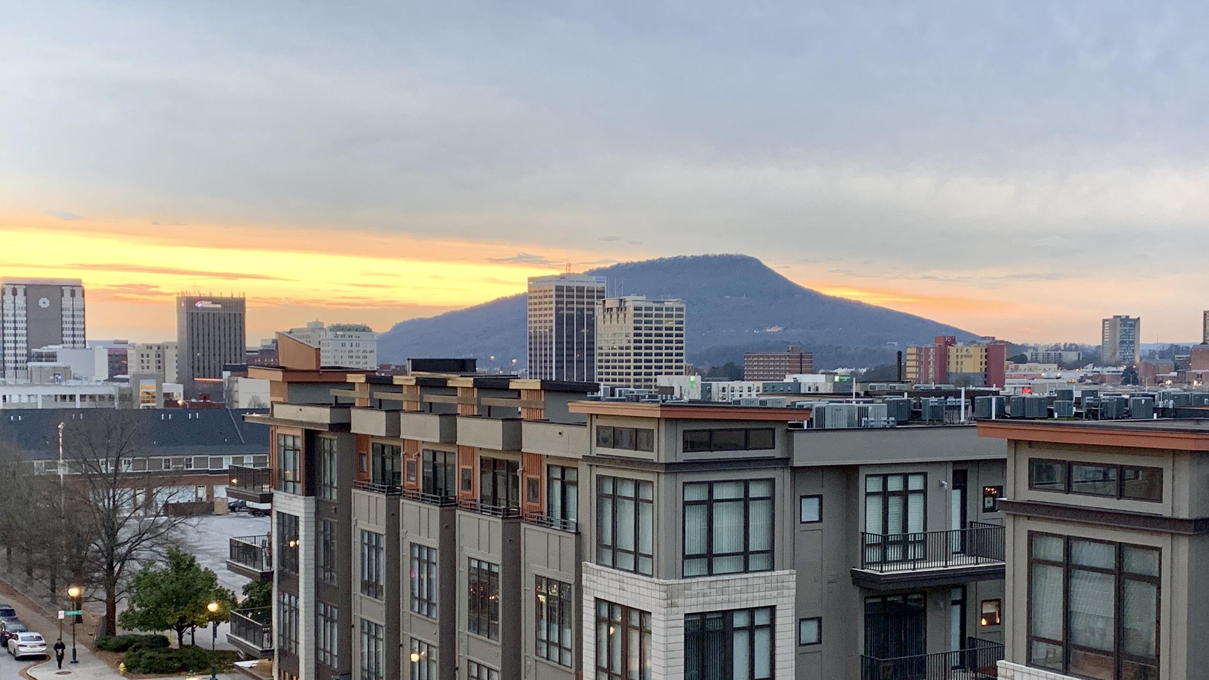[OC] Downtown Chattanooga, Tennessee, USA. Centered on Lookout Mountain