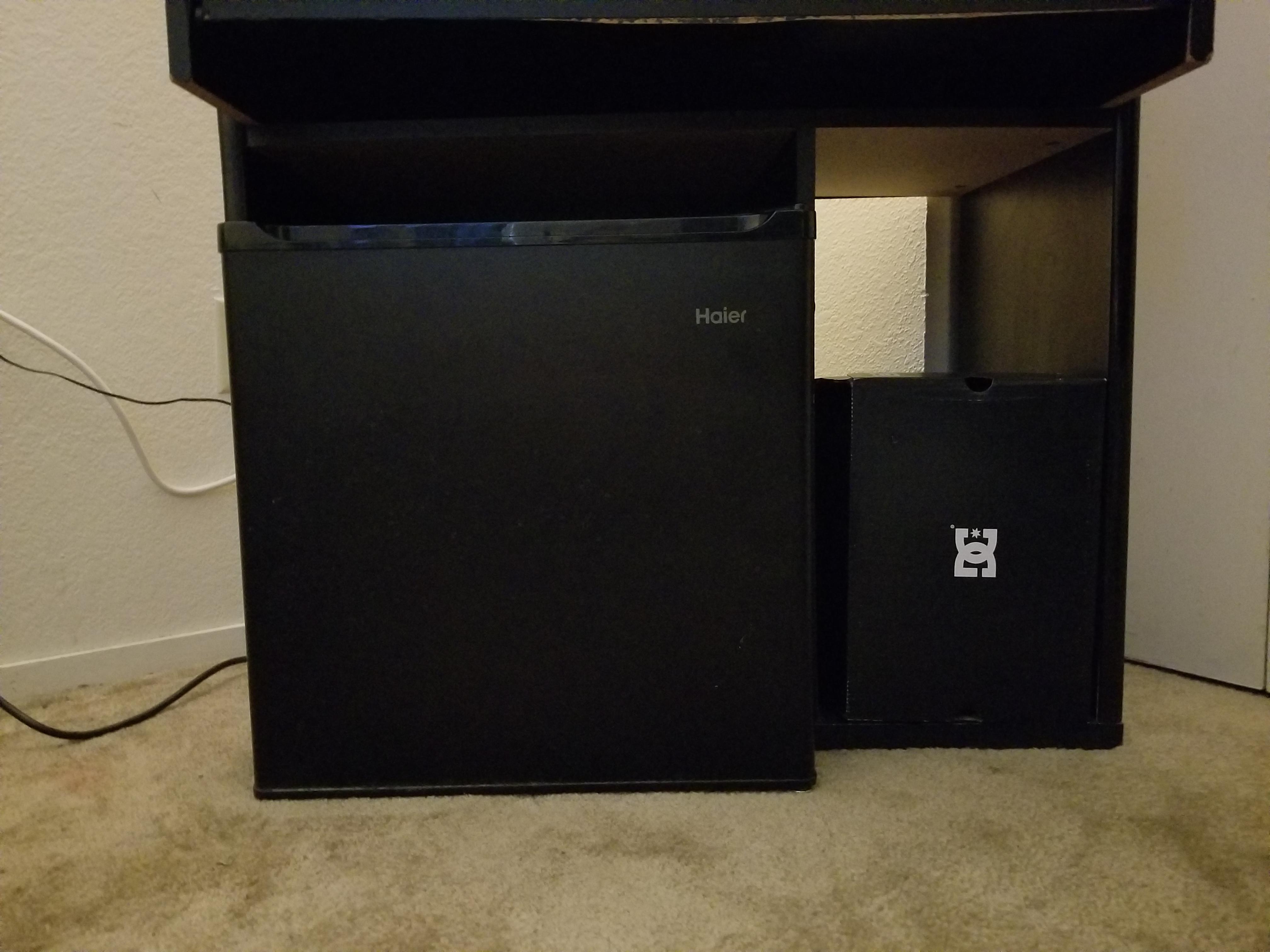 Recently moved mini fridge underneath desk r/Perfectfit