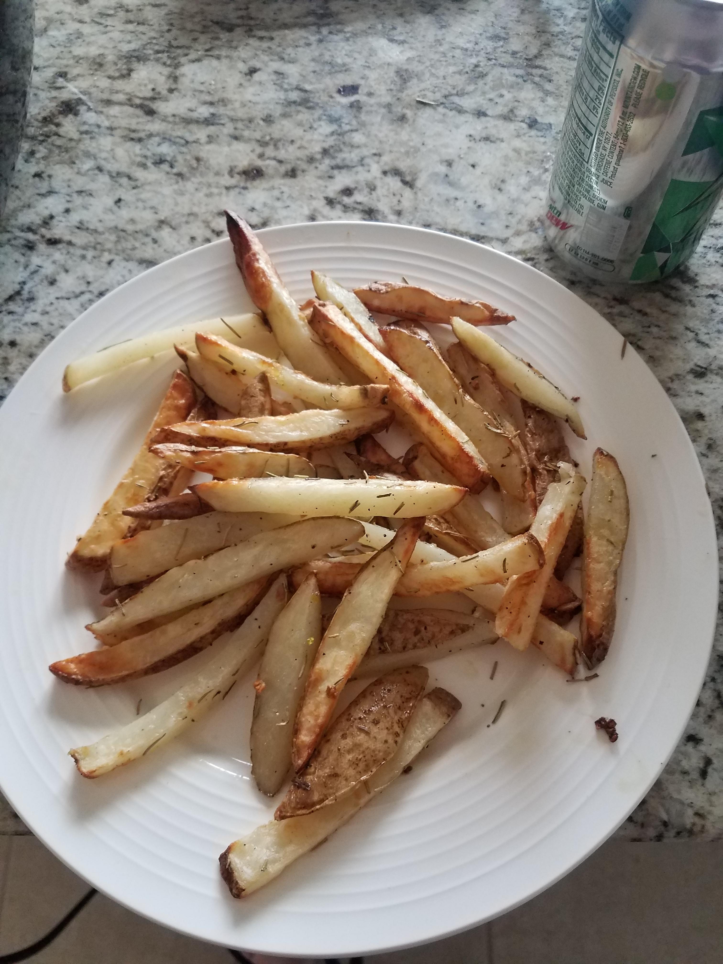 Homemade rosemary garlic fries for 228 calories r/1200isplenty