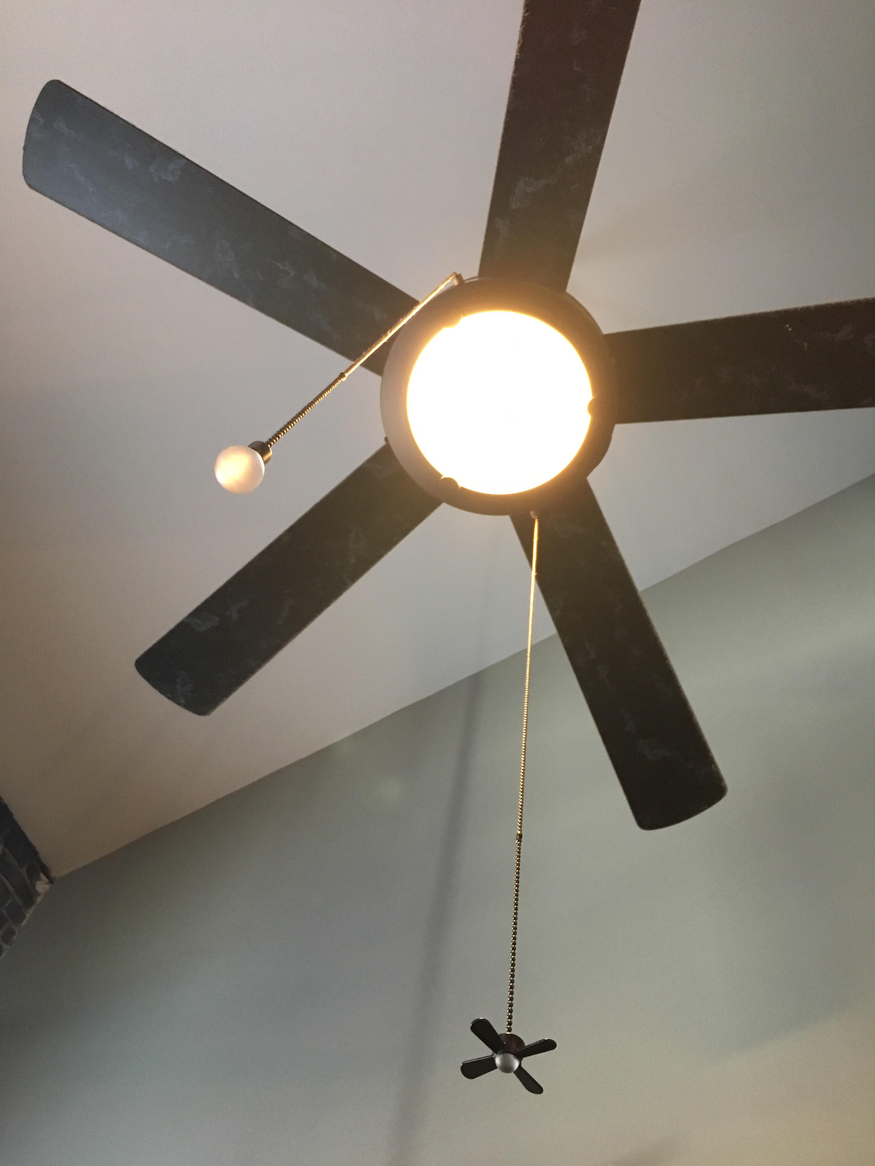 Ceiling fan has fan/lightbulb pull chain ends r/mildlyinteresting