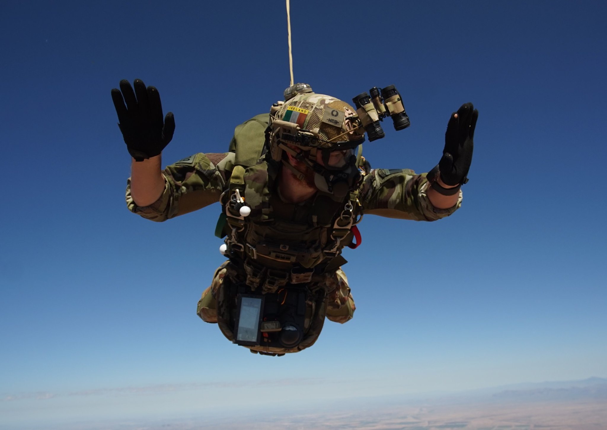 Irish army ranger HALO jump (2048 X 1450) r/MilitaryPorn