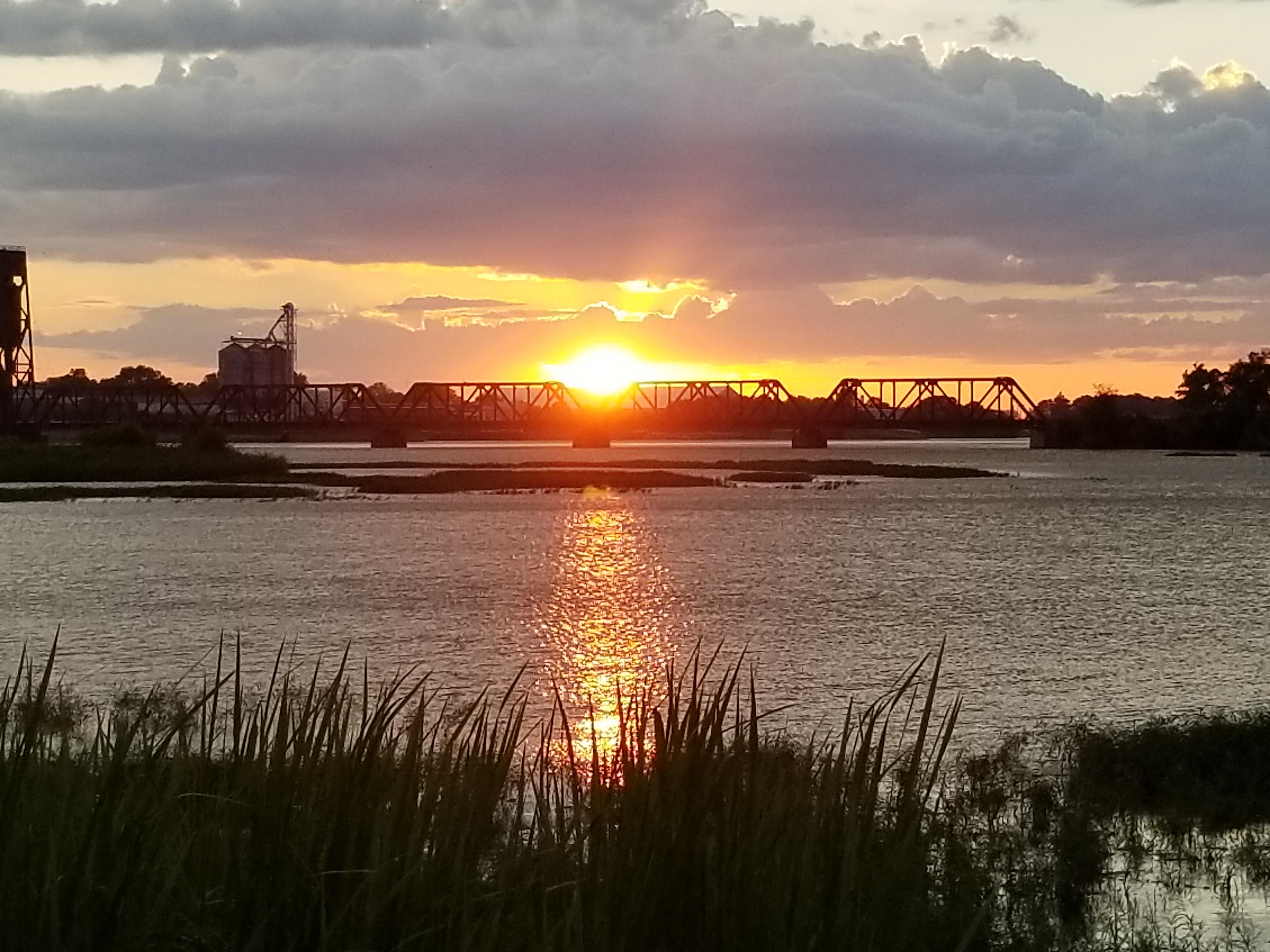 Sunset over the Tennessee River in Decatur Alabama. r/Alabama