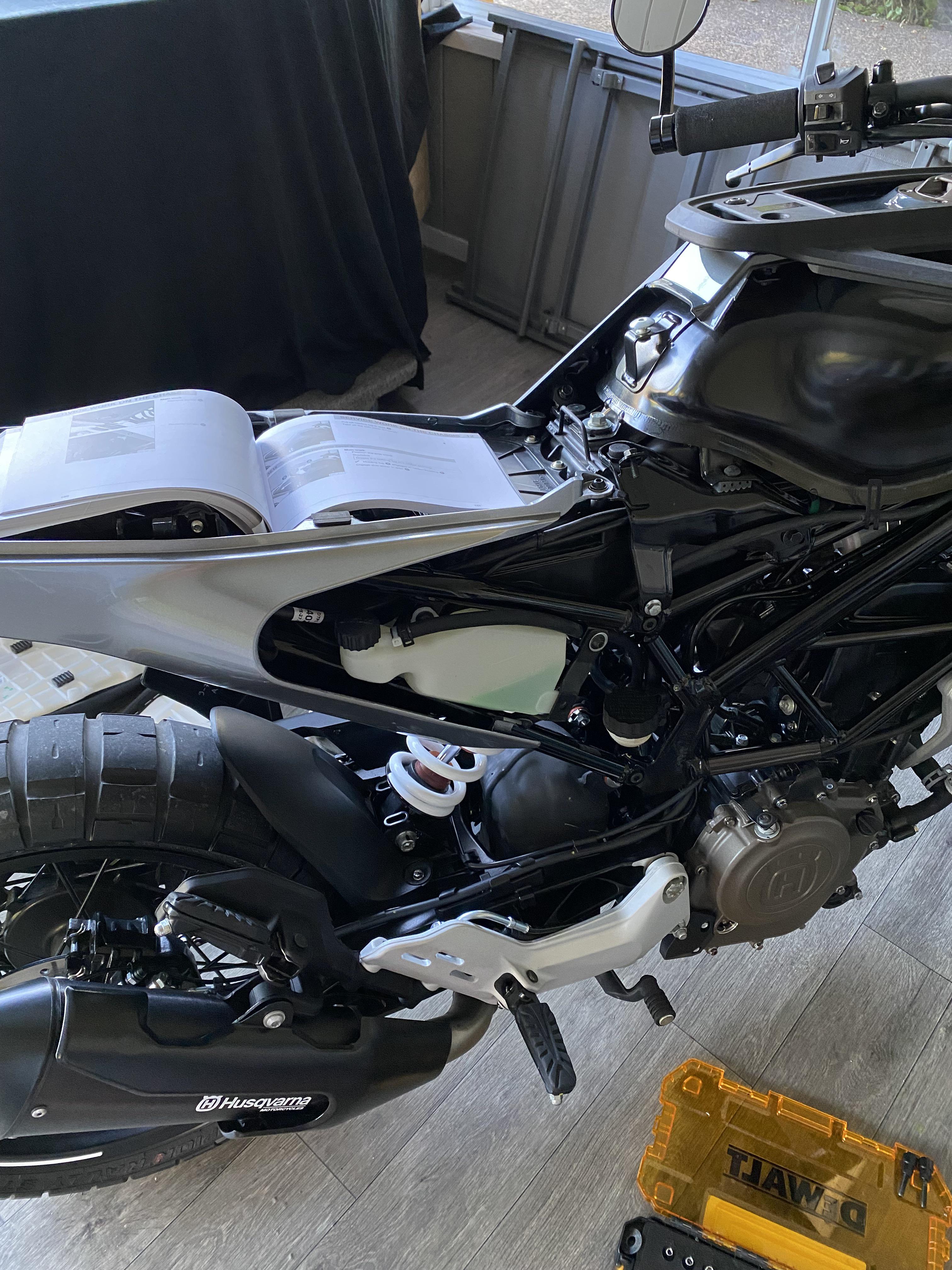 Small coolant leak: info. : r/svartpilen401