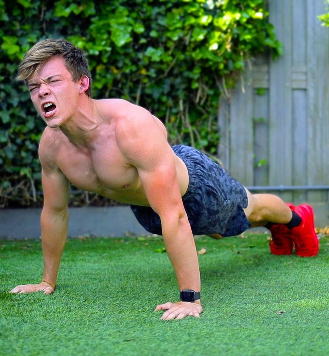 Popular Dutch fitness YouTuber: Stan Browney : GayEyeBleach