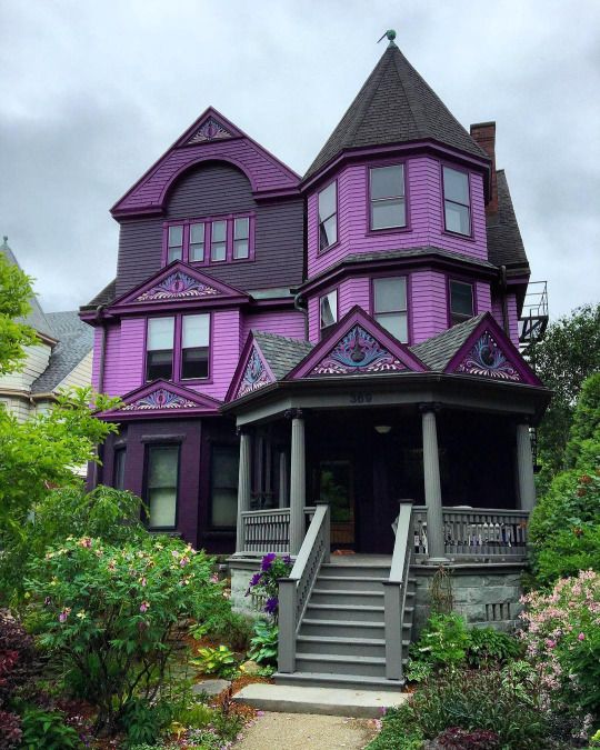 A beautiful purple Victorian, my dream house! r/Houseporn