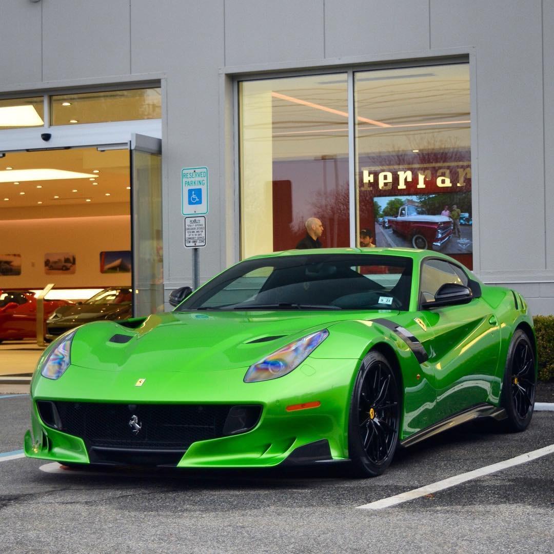 Ferrari F12 TdF in Verde Kers Lucido. Autos
