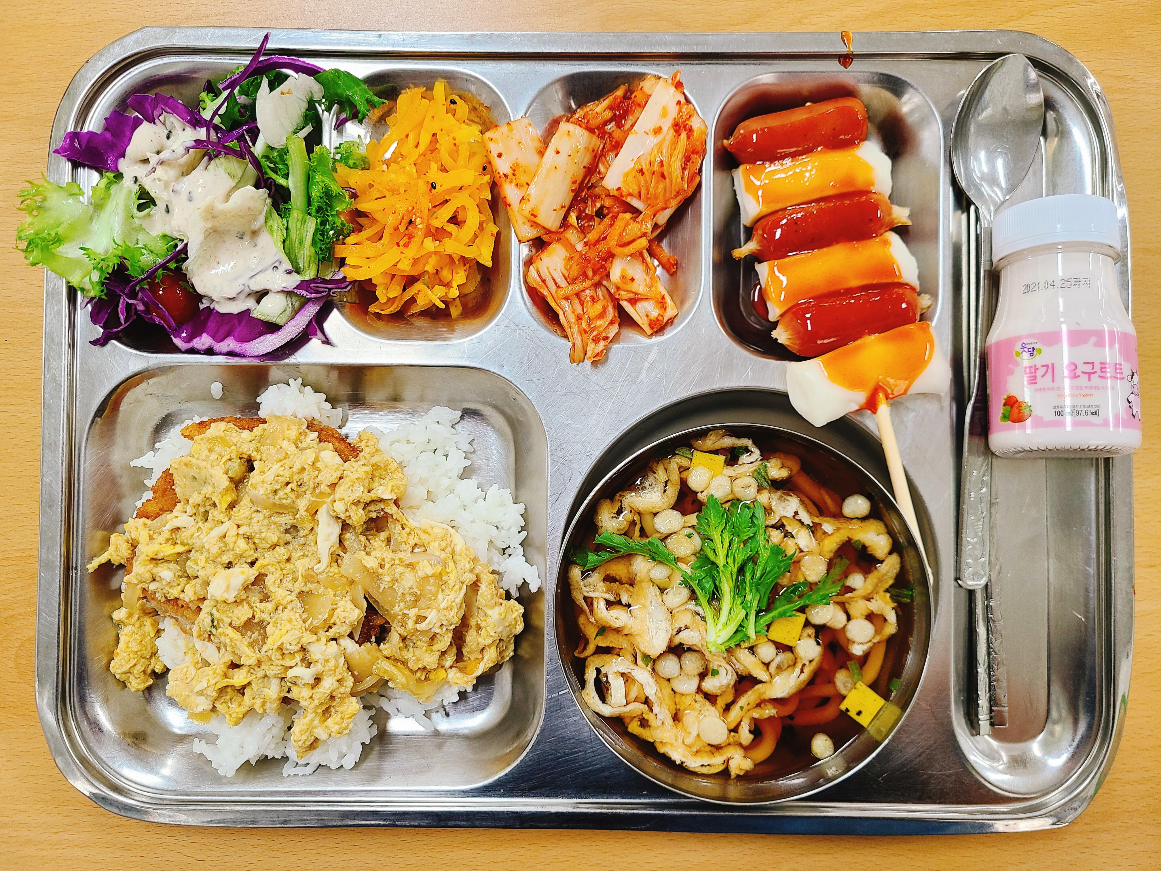My Korean School Lunch of Udon, Egg and Pork Cutlet Deopbap, and Various Banchan!! r/FoodPorn