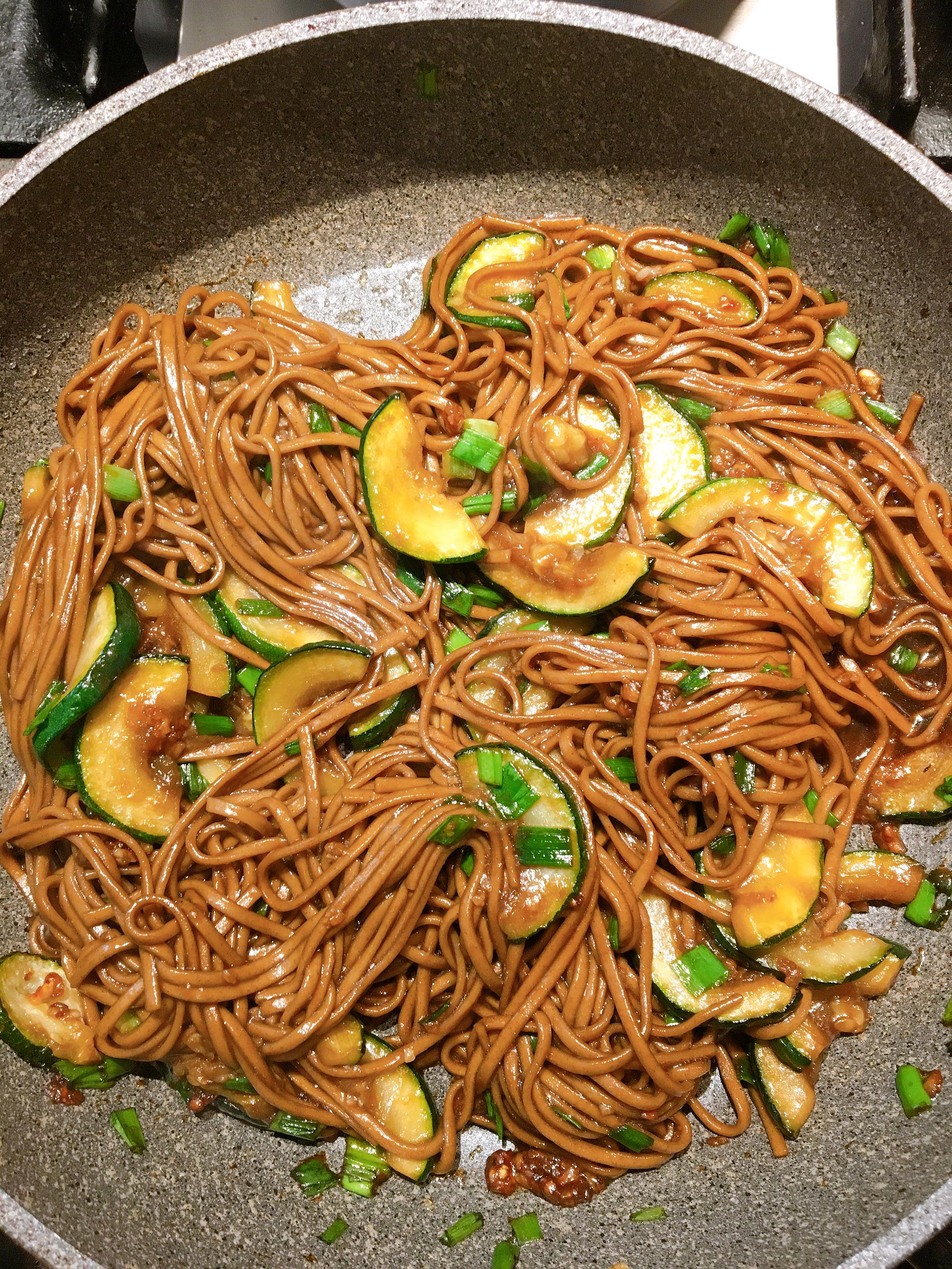 Sticky and (Super) Garlicky Soba Noodles with Zucchini! r/MealPrepSunday