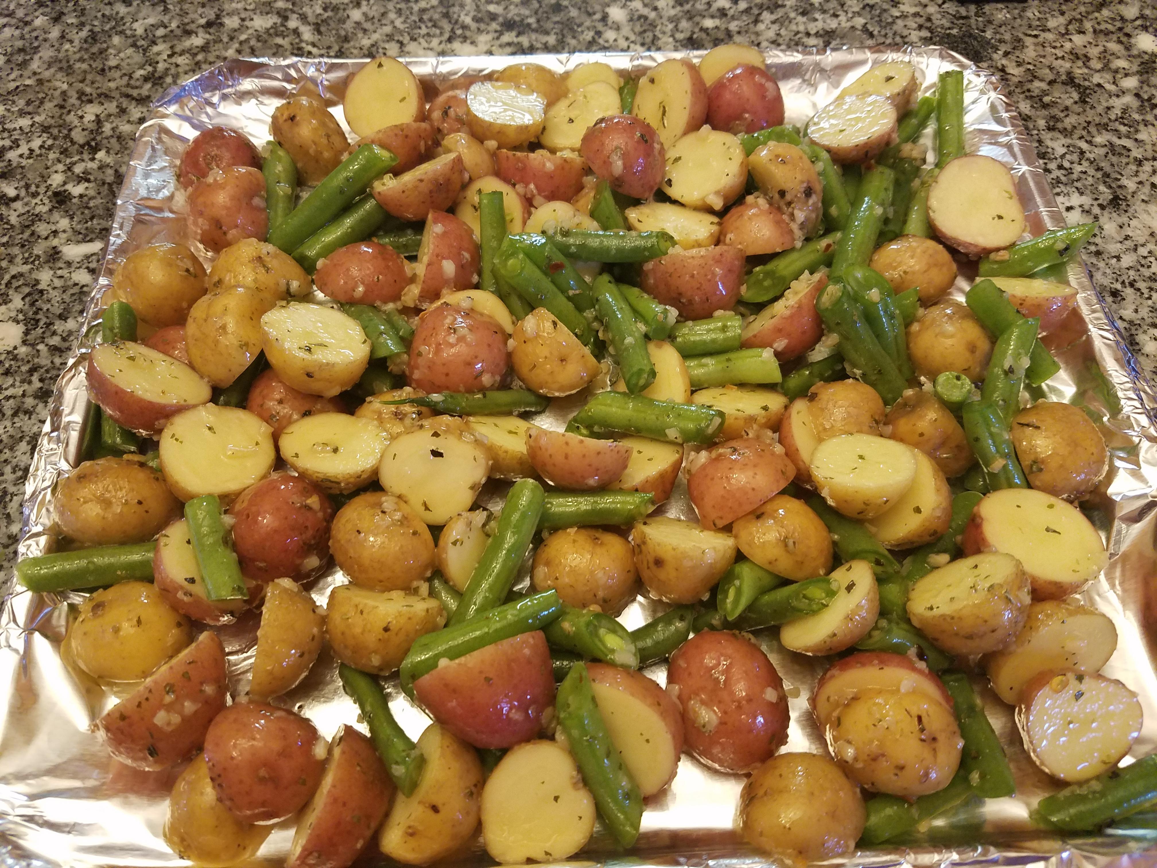 [Homemade] Baby potatoes and fresh green beans with olive oil,garlic