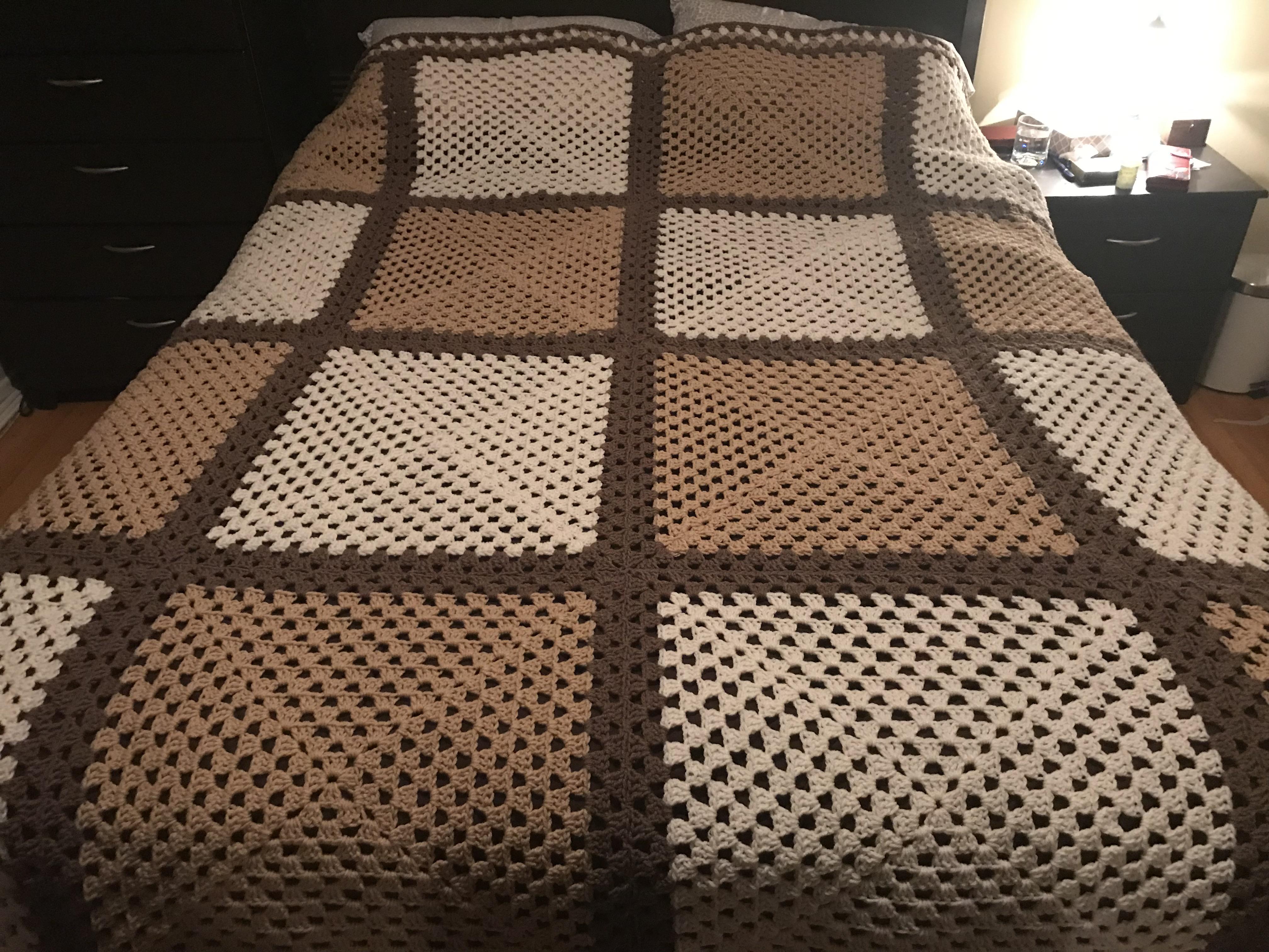 Queen size bedspread r/crochet