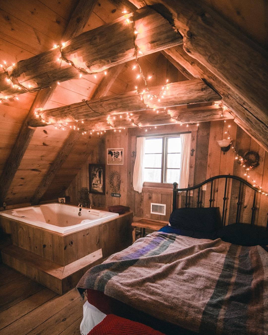 AirBnB loft with a bathtub in Sugar Camp, Wisconsin r/CozyPlaces